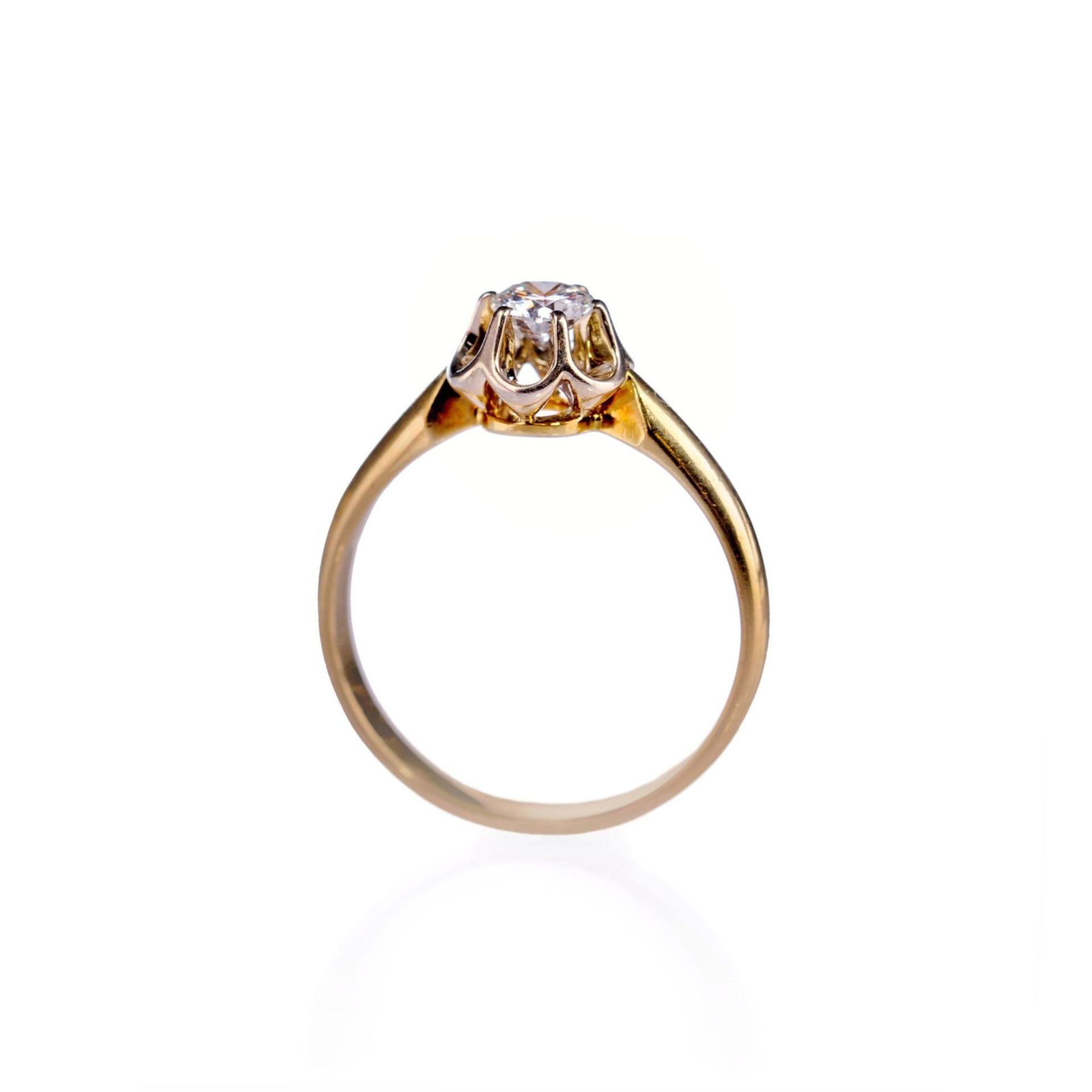 Ring mit Brillant-Solitär. Ehemalige Sowjetunion. Mitte 20. Jh.750er Gelbgold. Blütenförmiger, hoher