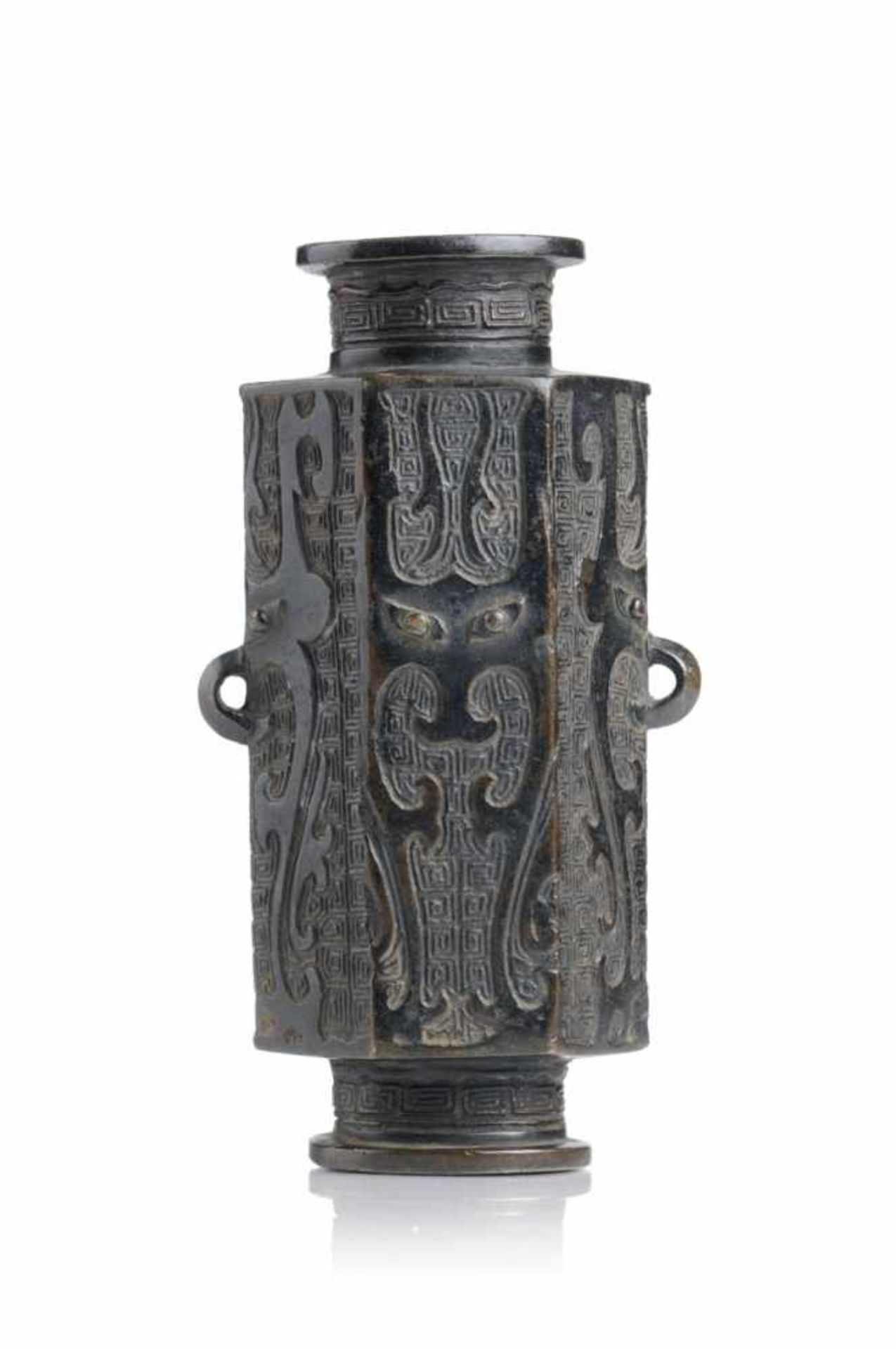 Sechseckiges Ritualgefäß (?). China. Republikzeit, vor 1926.Bronze, gegossen und schwarz gefasst. - Image 2 of 3