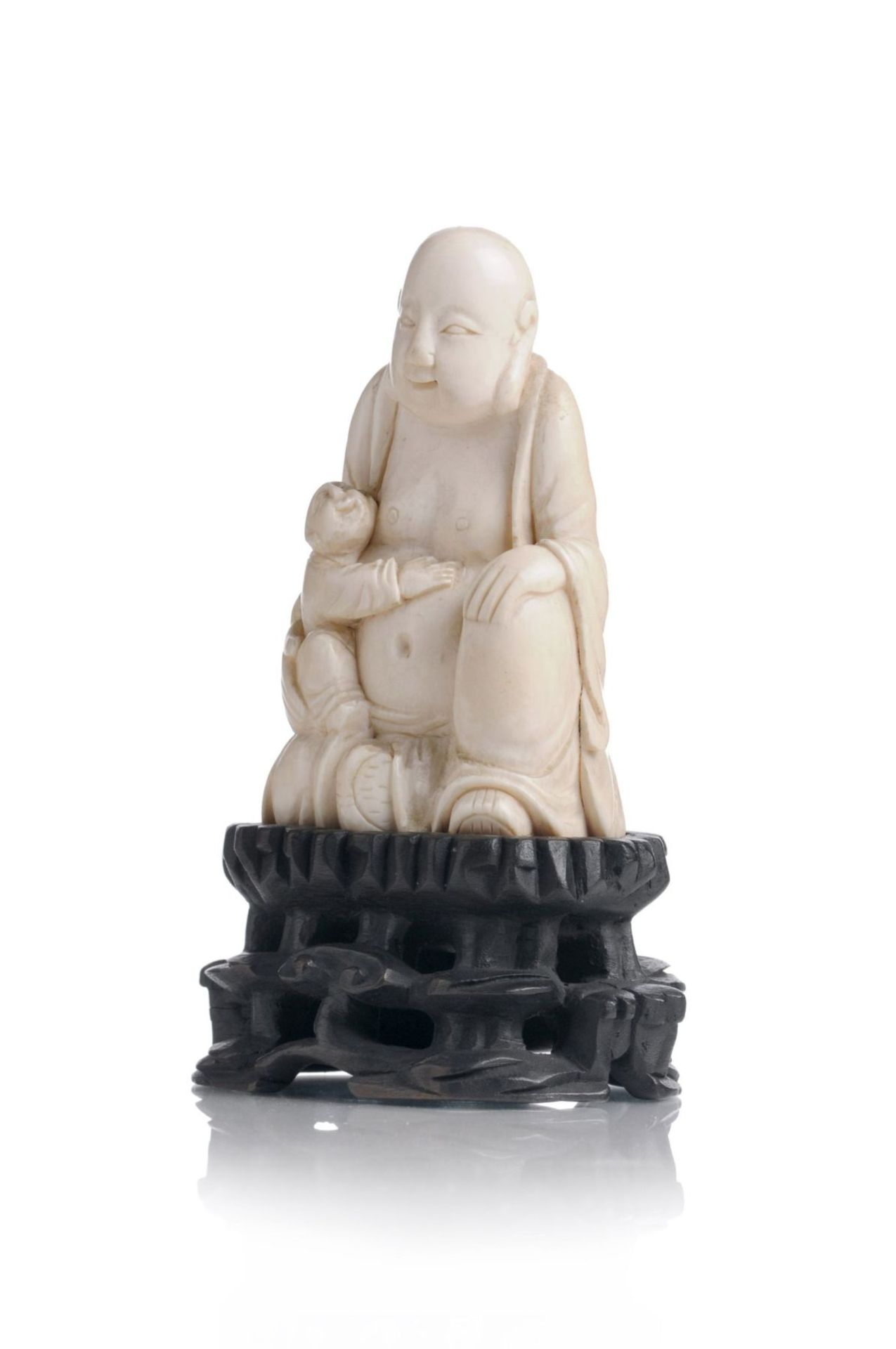 Sitzender Budai mit Kind. China. Republikzeit, vor 1926.Elfenbein, geschnitzt und auf einen