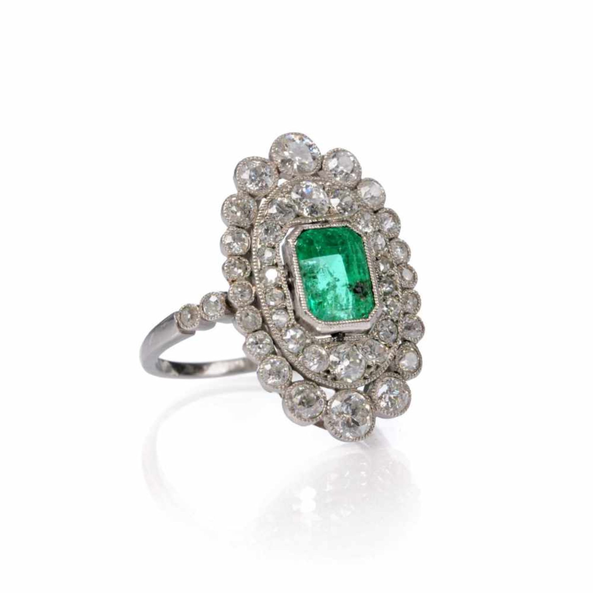 Belle Èpoque-Ring mit Smaragd und Diamantenentourage. Paris, Frankreich. Spätes 19. Jh./Anfang 20.