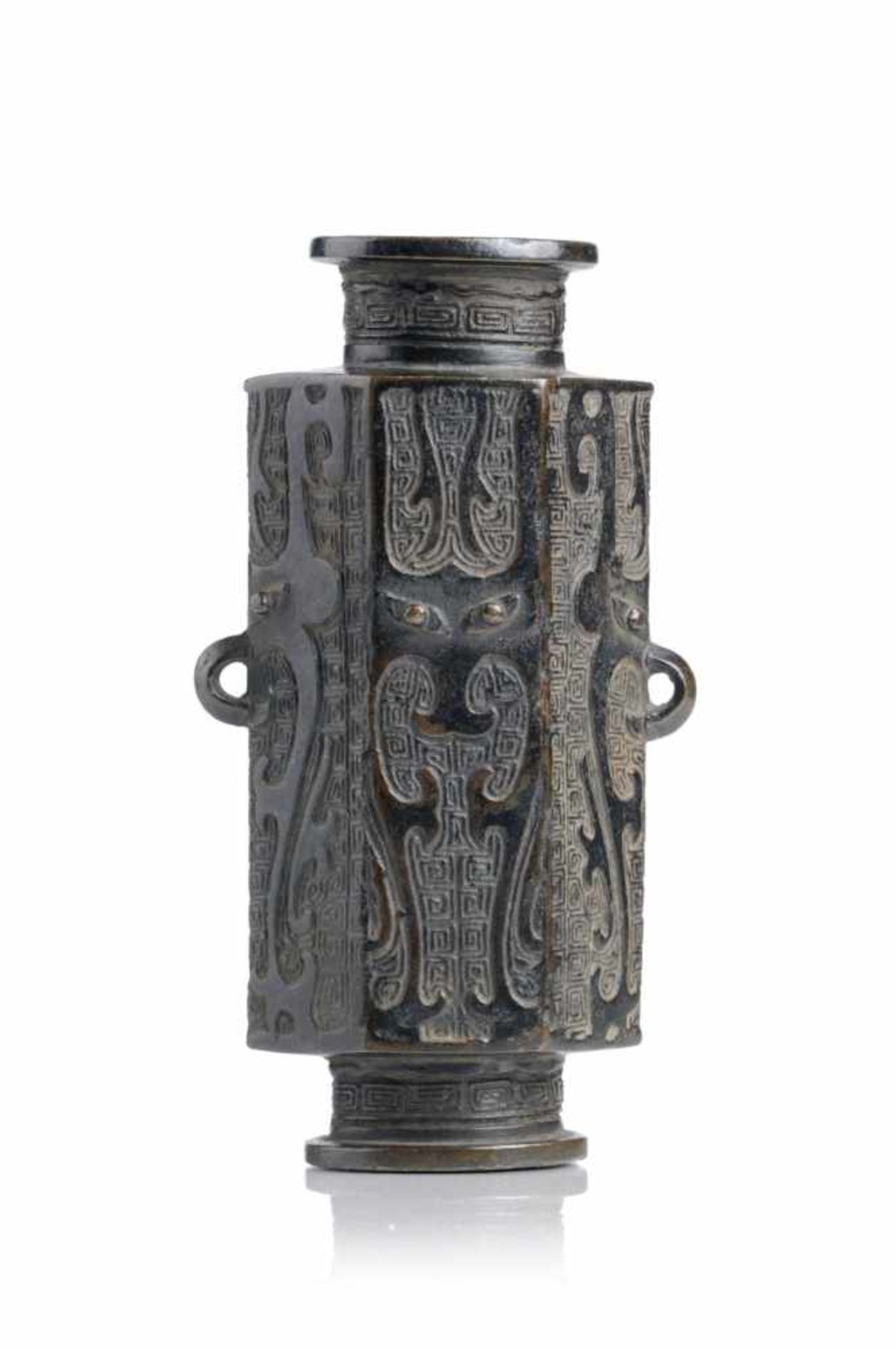 Sechseckiges Ritualgefäß (?). China. Republikzeit, vor 1926.Bronze, gegossen und schwarz gefasst.