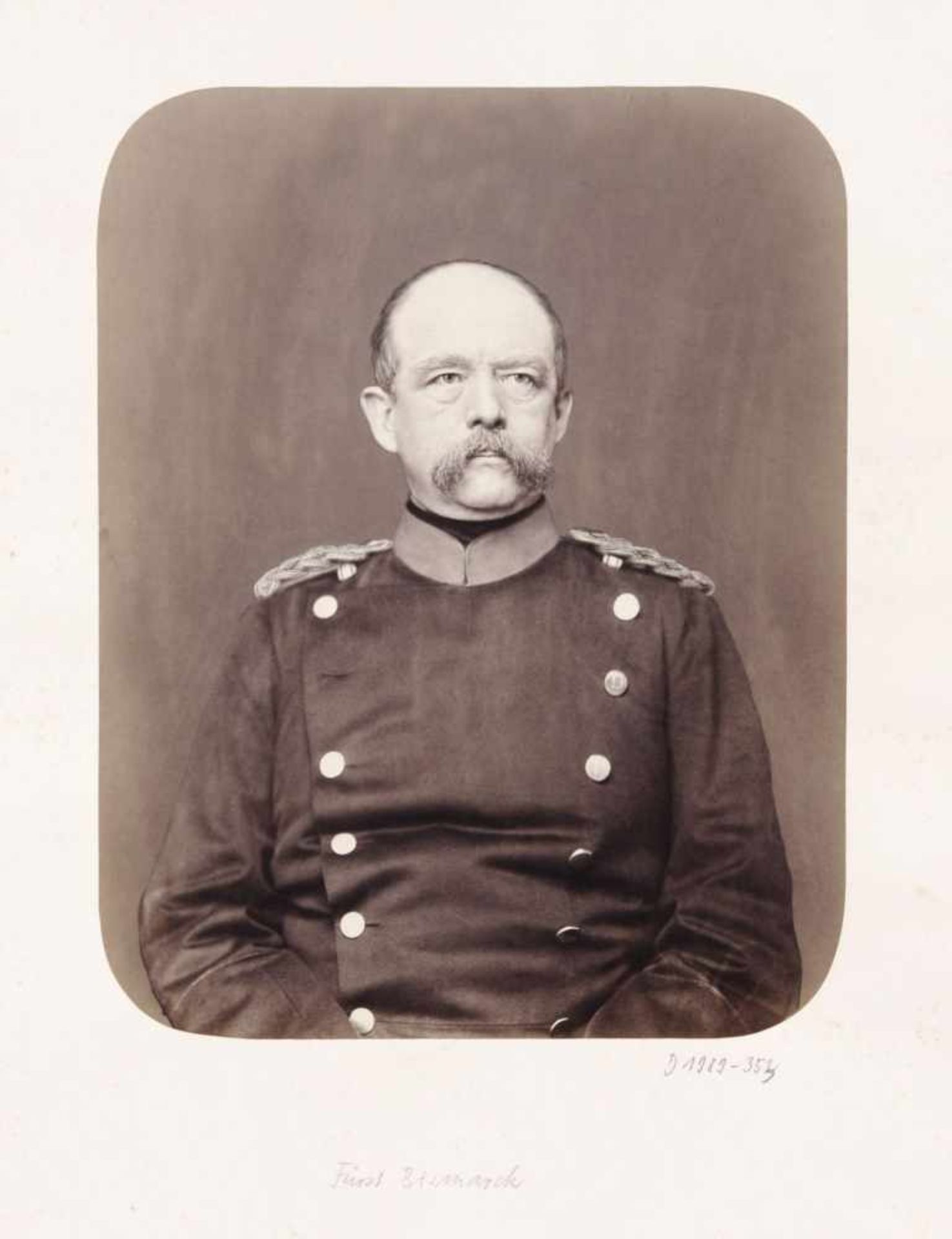 Photografische Gesellschaft Berlin, Otto von Bismarck. Wohl frühe 1860er Jahre.Albuminabzug, auf