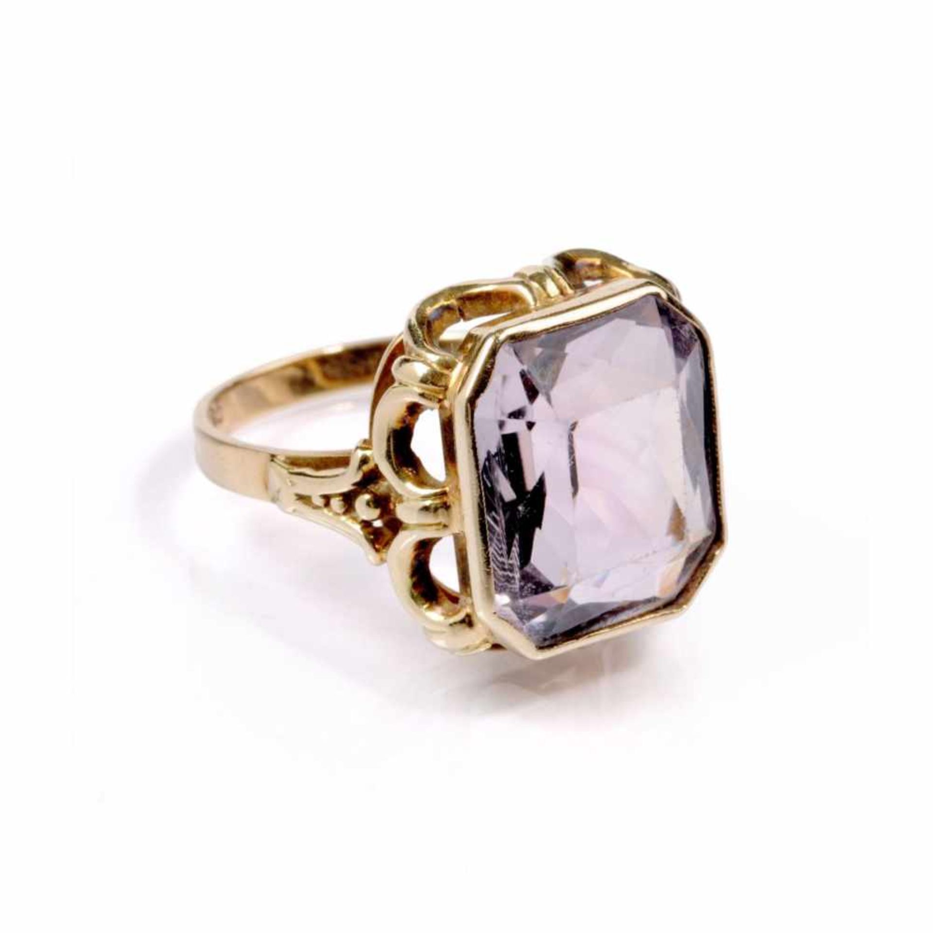 Großer Damenring mit Amethyst. Mitte 20. Jh.585er Gelbgold. Schmale, gerade Ringschiene mit