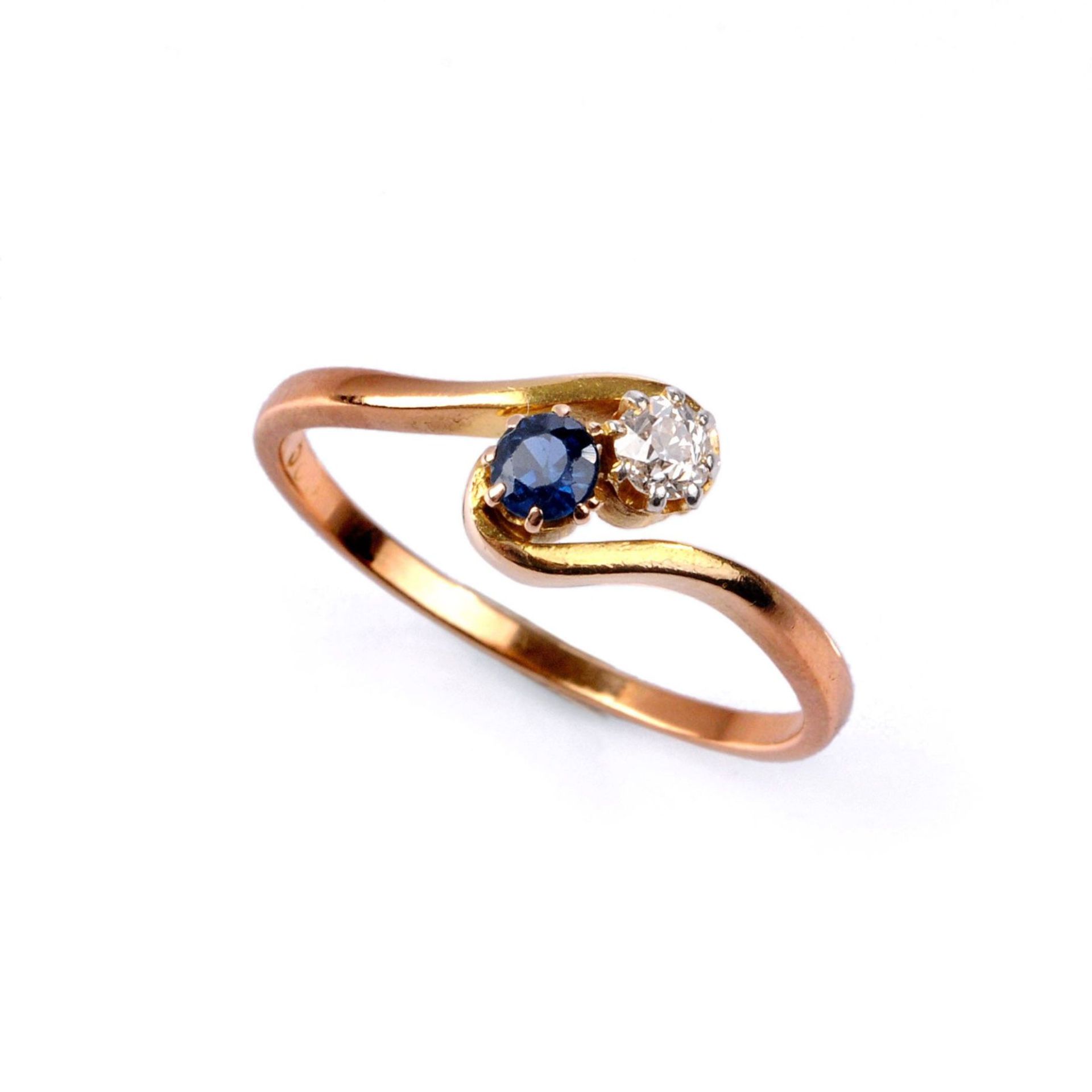 Toi-et-Moi-Ring mit Diamant und Saphir. Anfang 20. Jh.585er Gelbgold. Der Ringkopf in Form schmaler,
