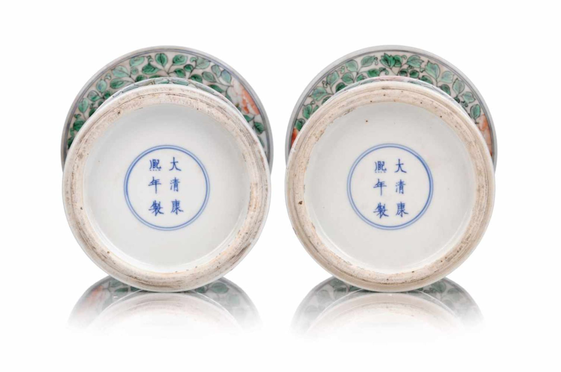 Paar Wucai Vasen (Yenyen). Kangxi-Marke. Wohl Qing-Dynastie, wohl 19./Frühes 20. Jh.Porzellan, - Bild 3 aus 8