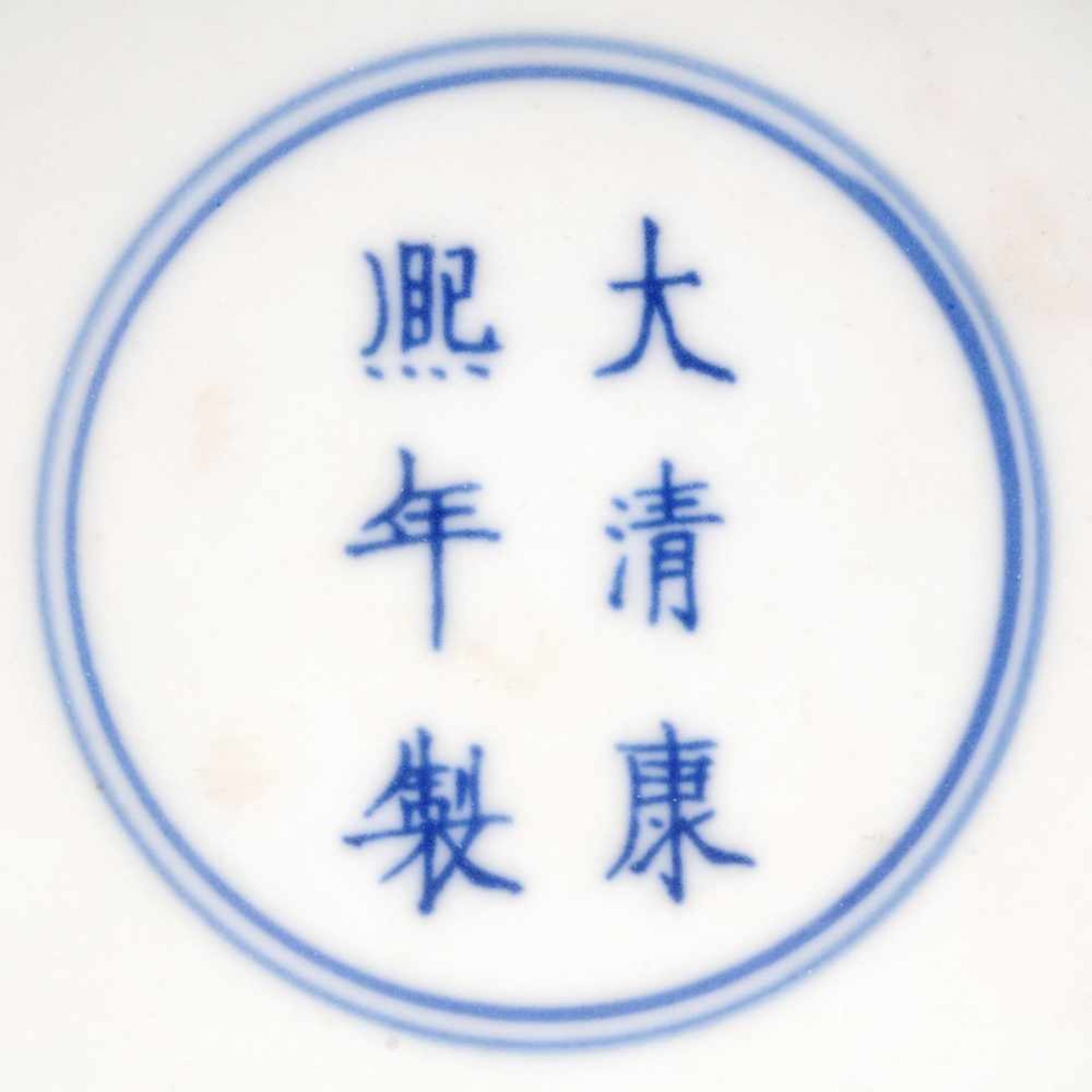 Paar Wucai Vasen (Yenyen). Kangxi-Marke. Wohl Qing-Dynastie, wohl 19./Frühes 20. Jh.Porzellan, - Bild 4 aus 8