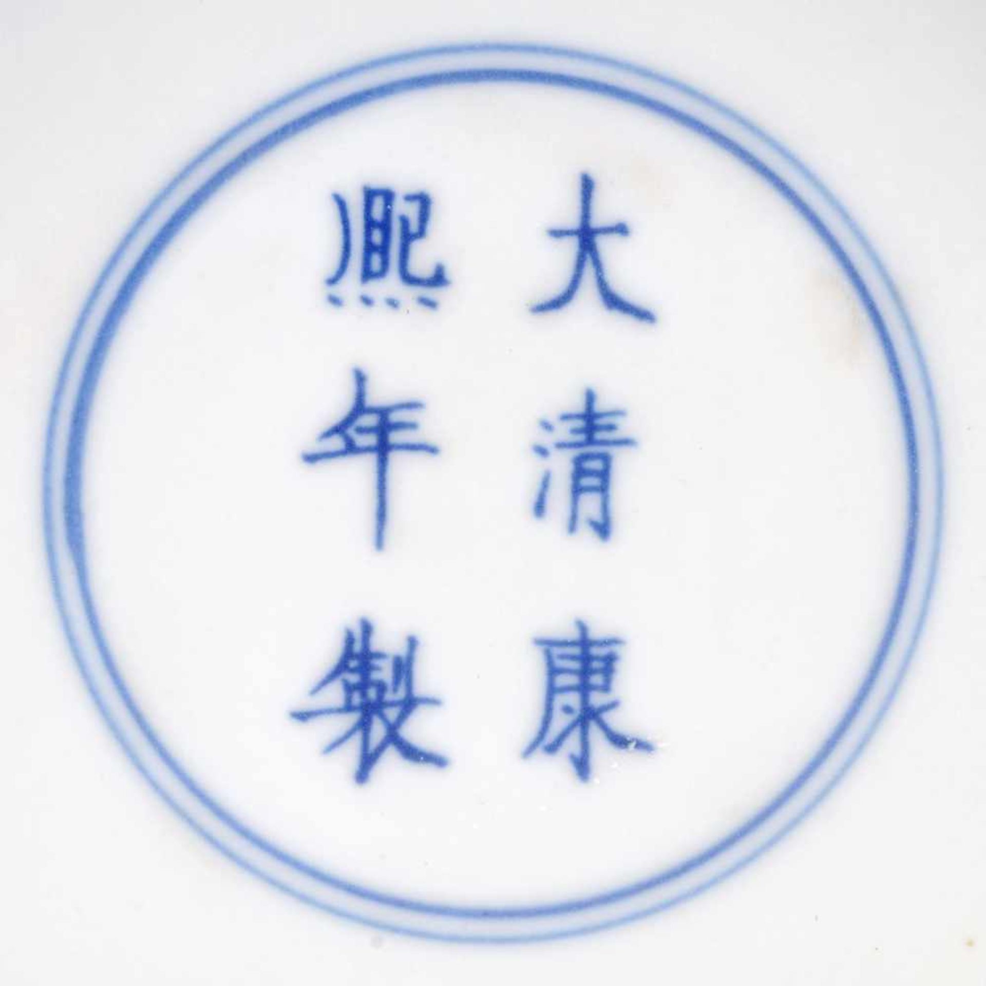 Paar Wucai Vasen (Yenyen). Kangxi-Marke. Wohl Qing-Dynastie, wohl 19./Frühes 20. Jh.Porzellan, - Bild 5 aus 8