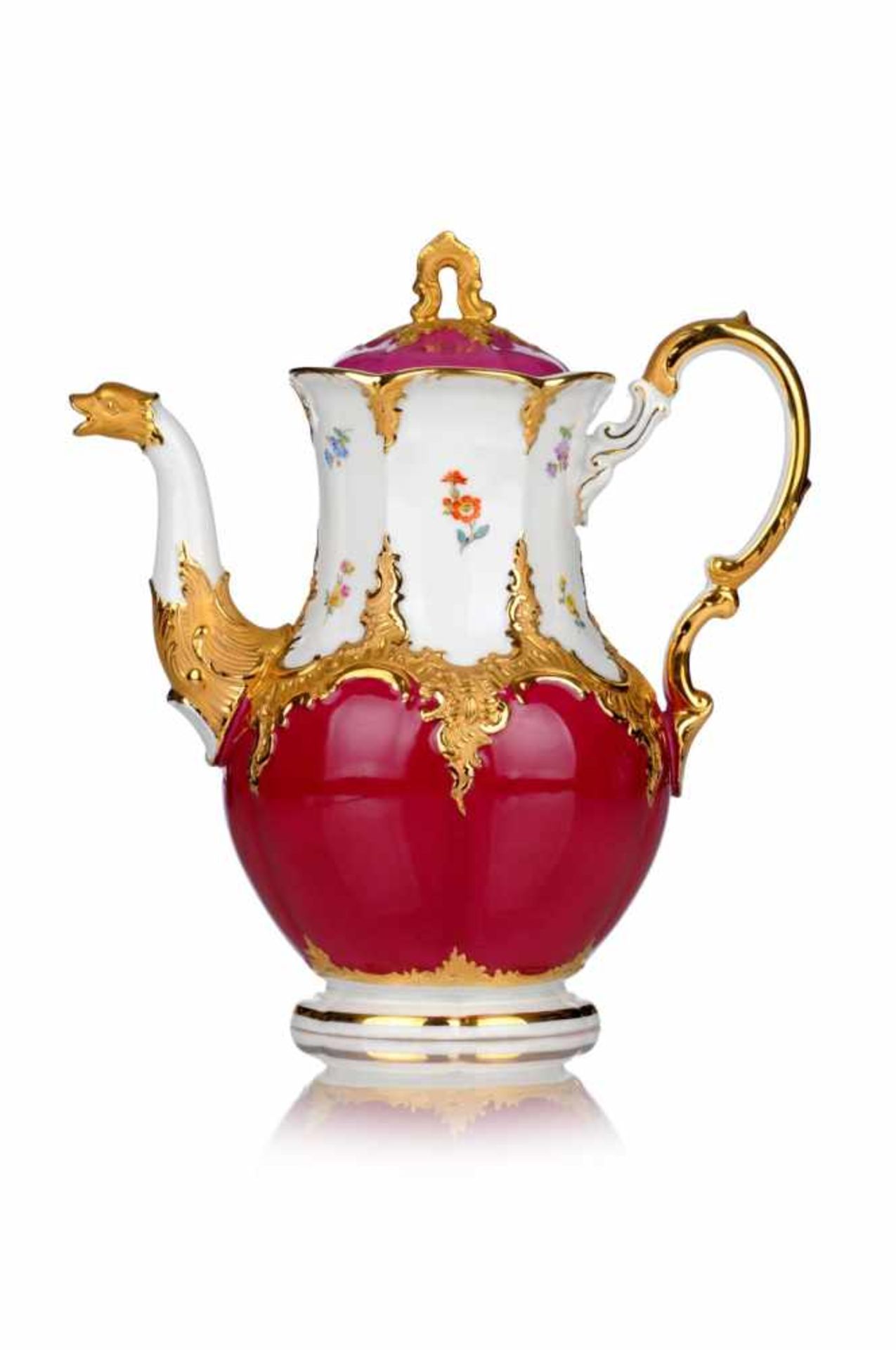 Kaffeekanne "Gestreute Blümchen, purpur glasiert, Goldbronze". Meissen. 1968.Porzellan, glasiert und