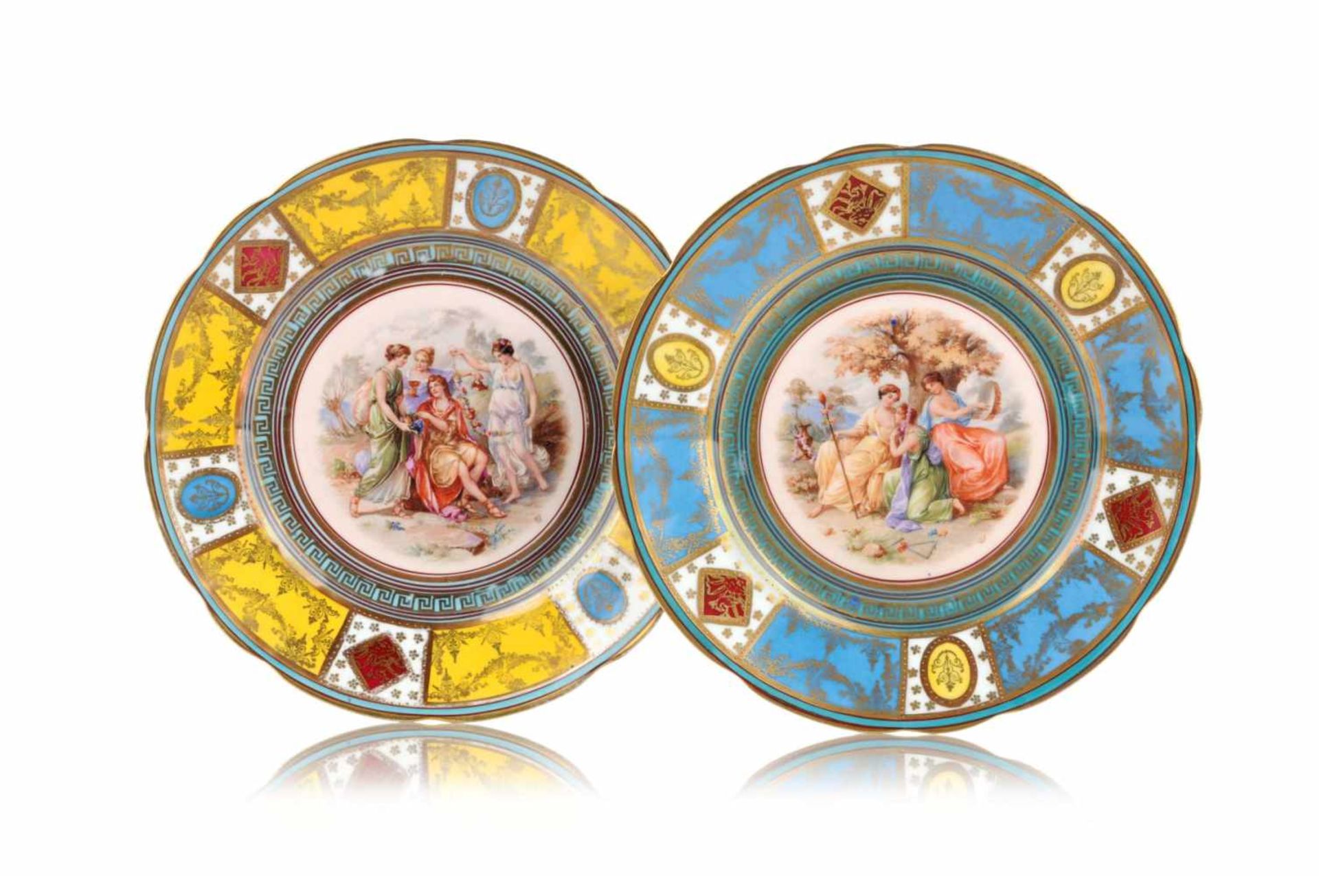 Paar Zierteller im Wiener Stil mit antikisierenden Szenen. Wohl Aelteste Volkstedter