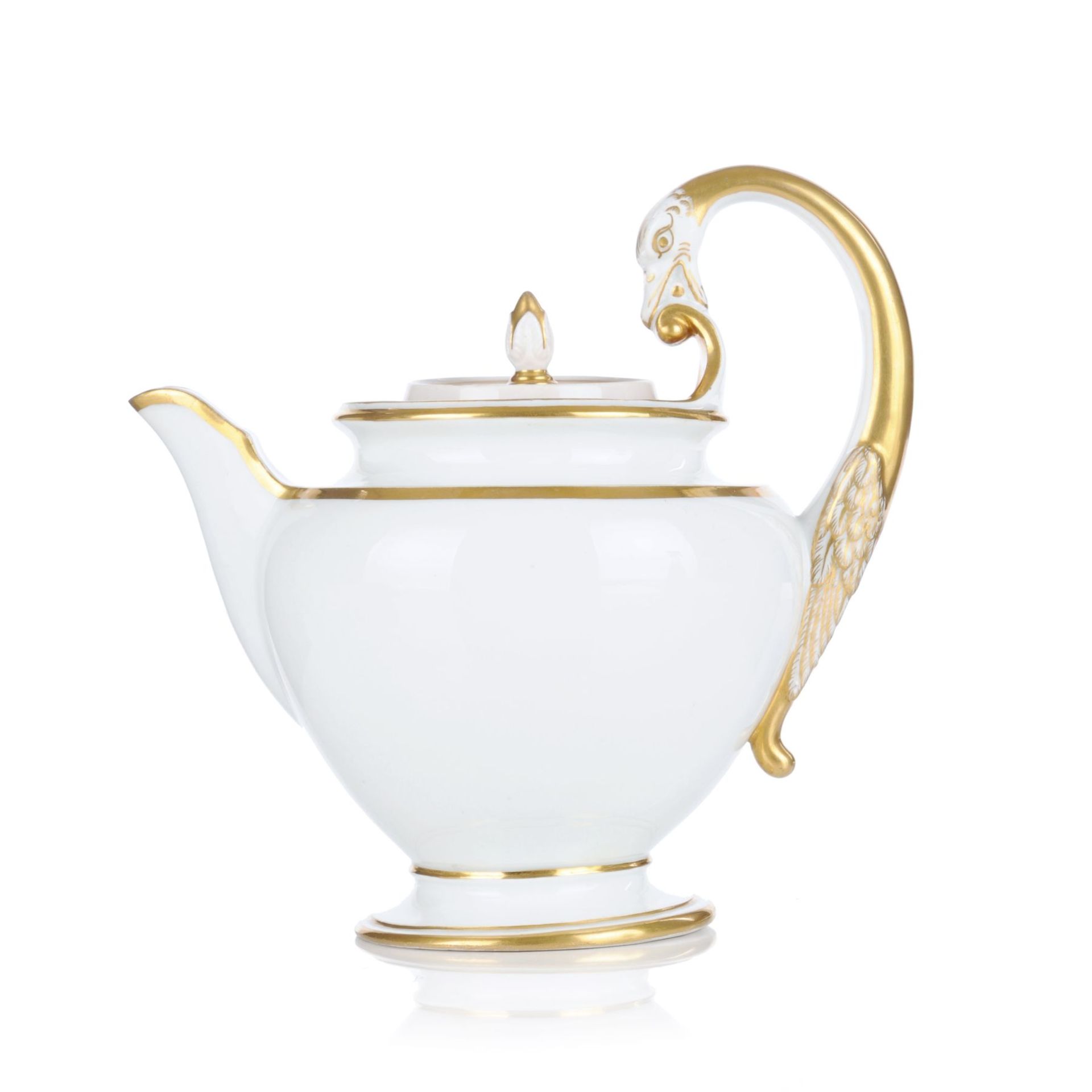 Teekanne "Schwanenhenkel". Meissen. Um 1820.Porzellan, glasiert und goldstaffiert. Balusterform über