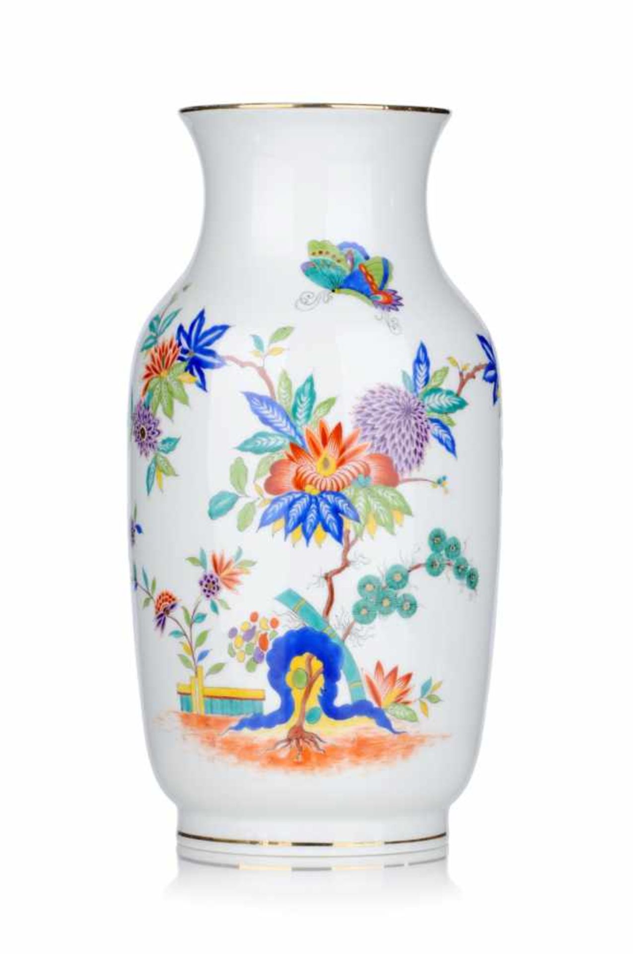 Hohe Vase mit Indischer Blumenmalerei mit Schmetterling. Meissen. 1930er/ 1940's.