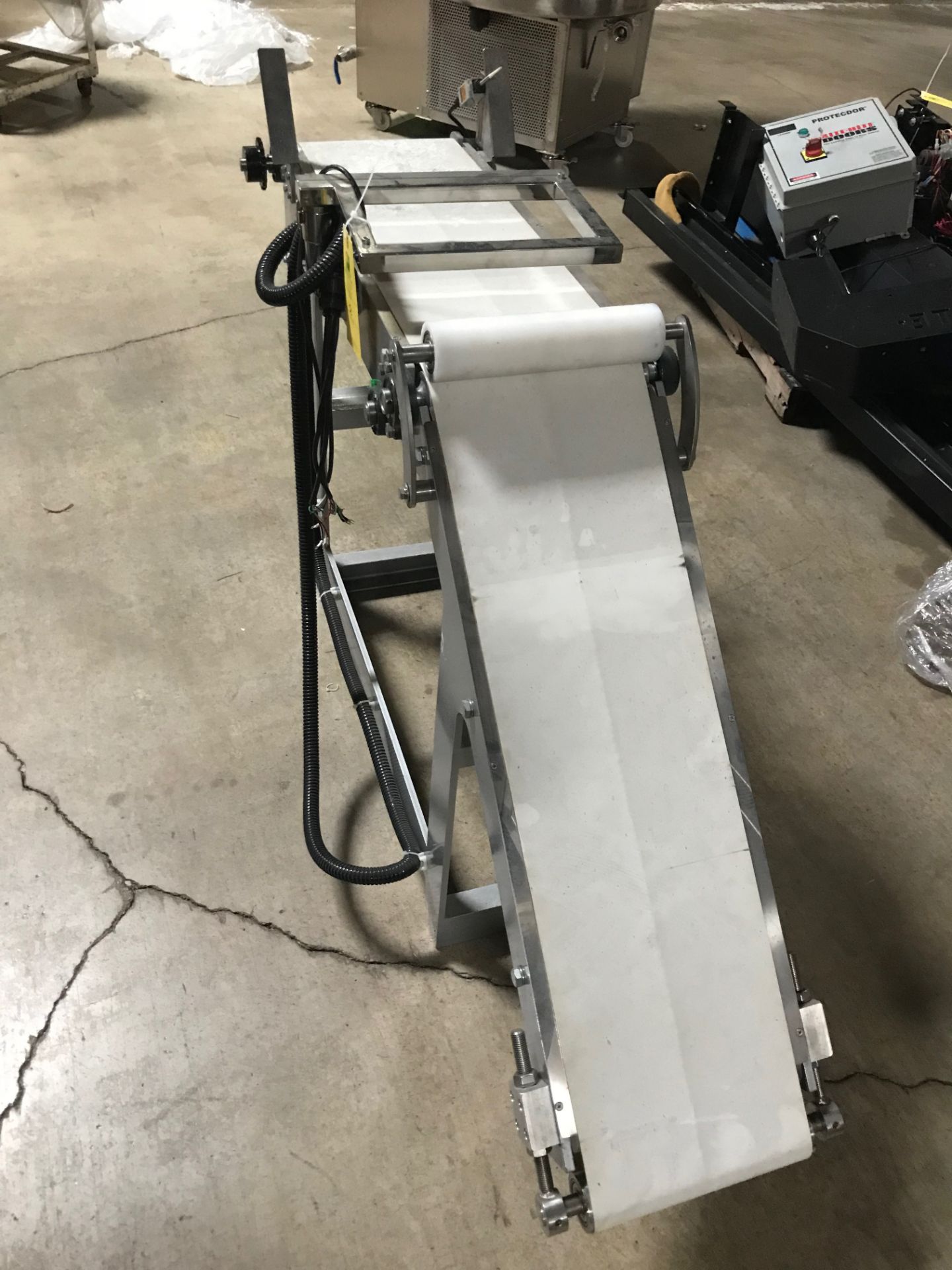 Incline Conveyor, Flat 32 Inches Long, Incline 38 Inches Long, 10 Inches Wide