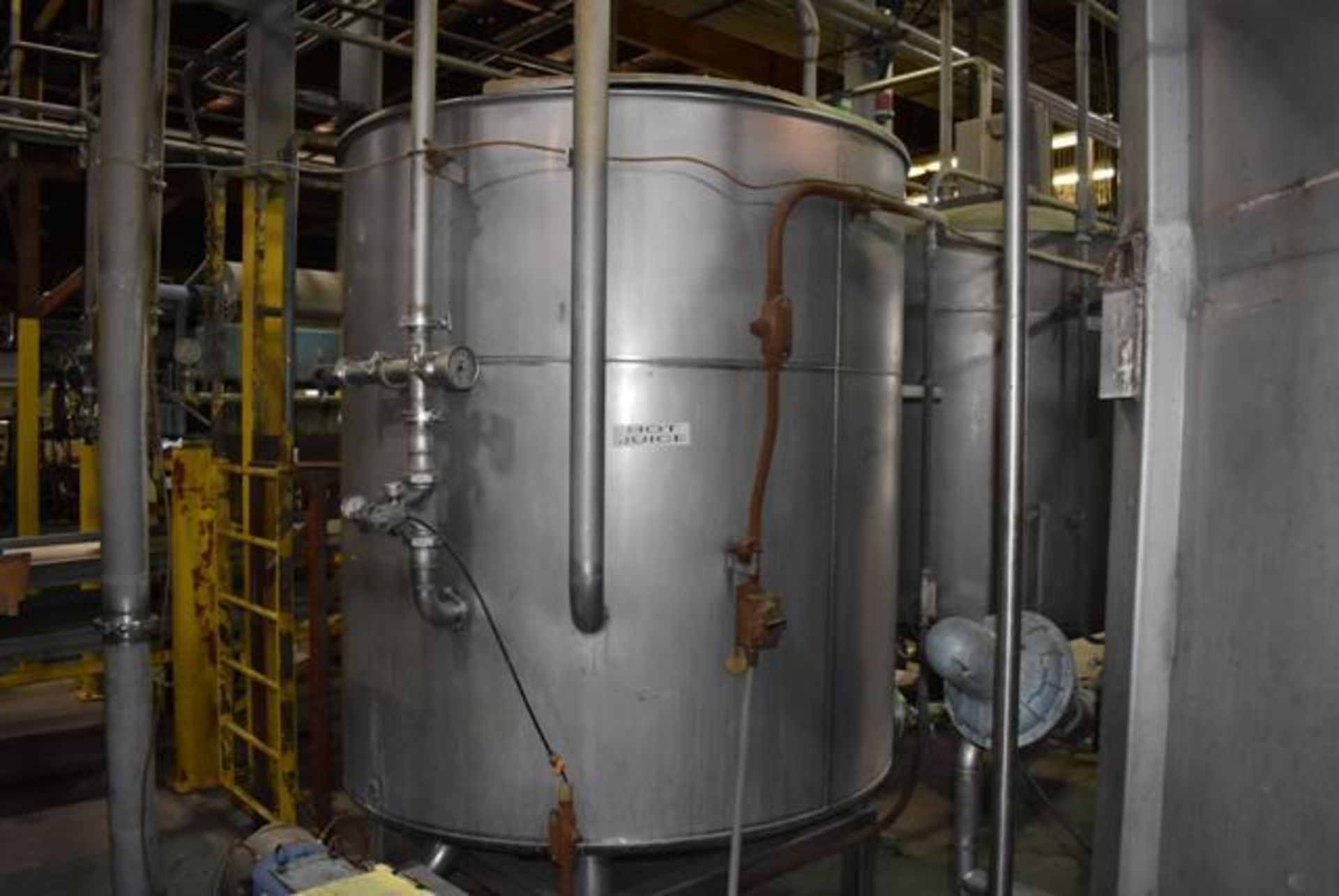 ,Stainless Steel Tank, 5 ft 5 in x 6 ft Depth, Rated 1000 Gal. Capacity, RIGGING FEES $400