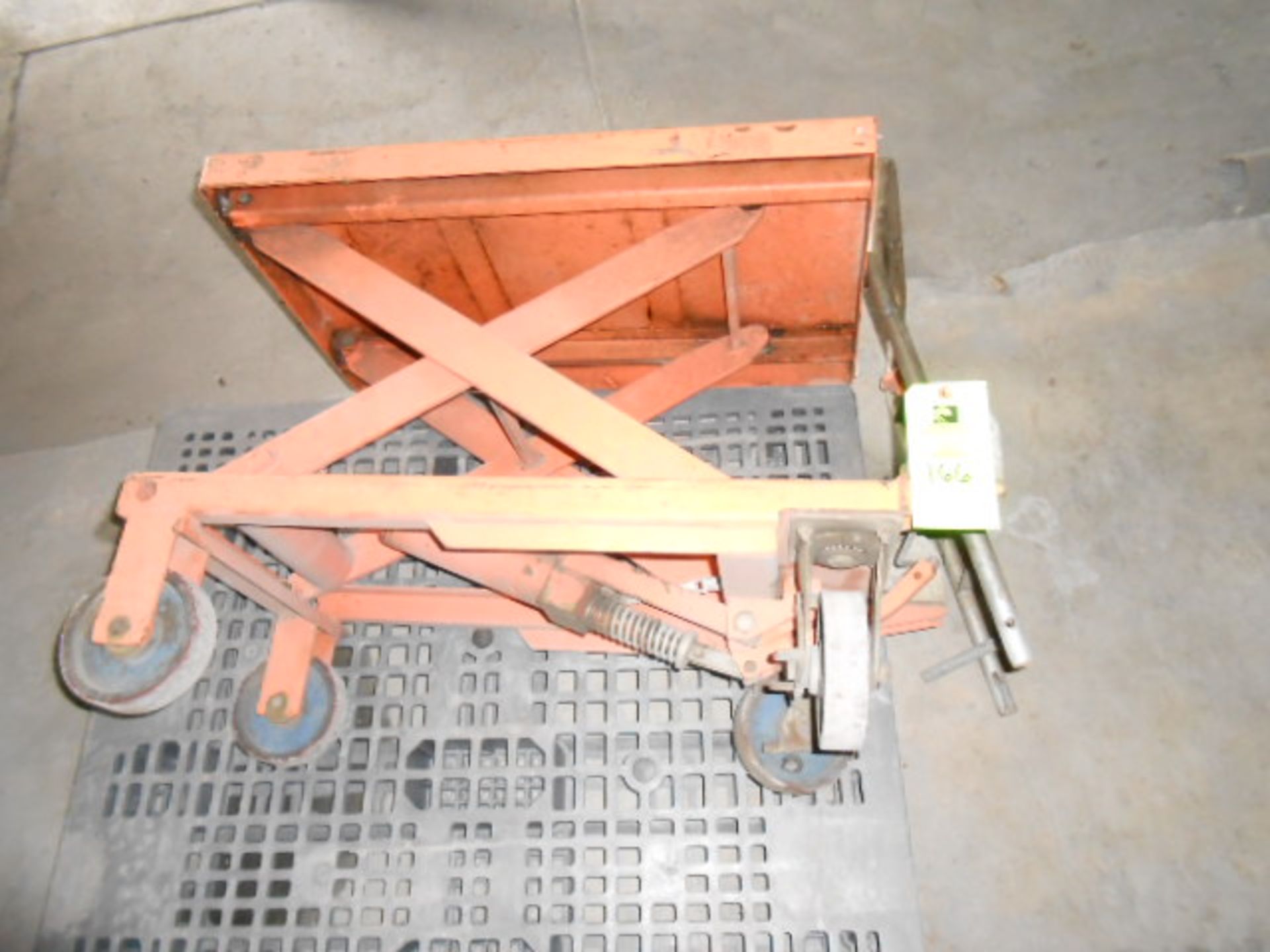 Hydraulic lift cart, 32 in x 20 in platform __LOCATED: ON-SITE WAREHOUSE, MAIN ROLL-UP DOOR