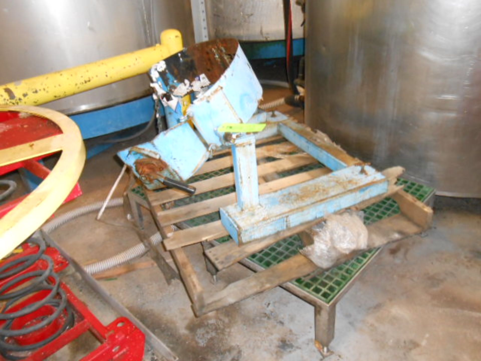 Morse barrel lift attachment for forktruck, 800 lbs __LOCATED: MAIN CIDERY CP-1C AREA ***NOTE FROM