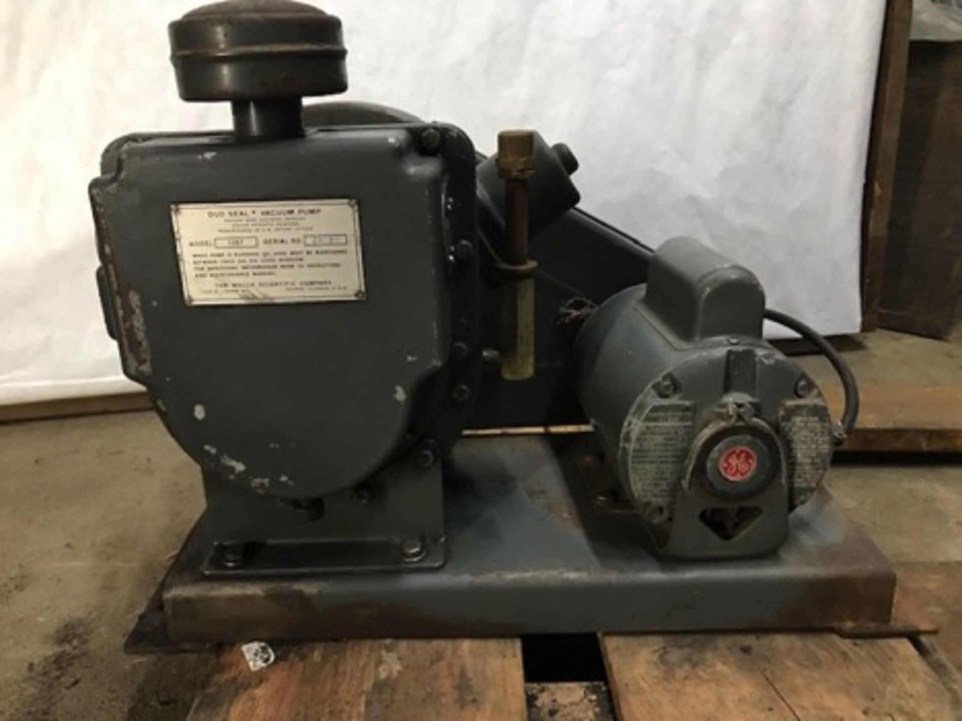 DUO SEAL VACCUUM PUMP, WELCH SCIENTIFIC CO, MODEL 5K647RG795X, 1 PHASE, 1 HP, CYCLES 60, RPM 1725,