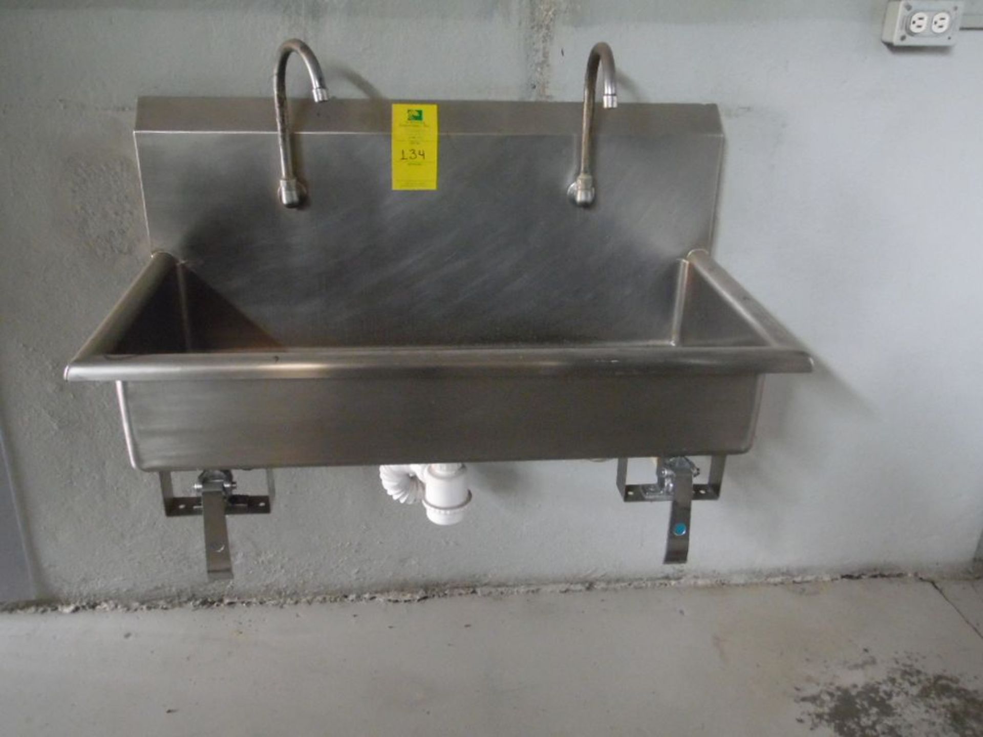 STAINLESS STEEL SINK WITH MEASURES OF 1M LONG BY 50 WIDE AND 45 CM HIGH, 2 SOAP DISPENSERS, HAND - Image 2 of 4