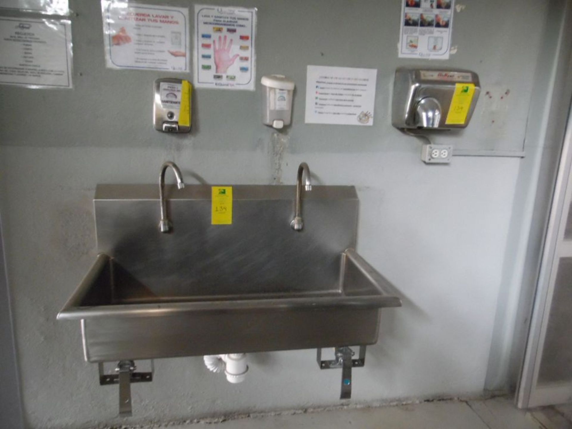 STAINLESS STEEL SINK WITH MEASURES OF 1M LONG BY 50 WIDE AND 45 CM HIGH, 2 SOAP DISPENSERS, HAND