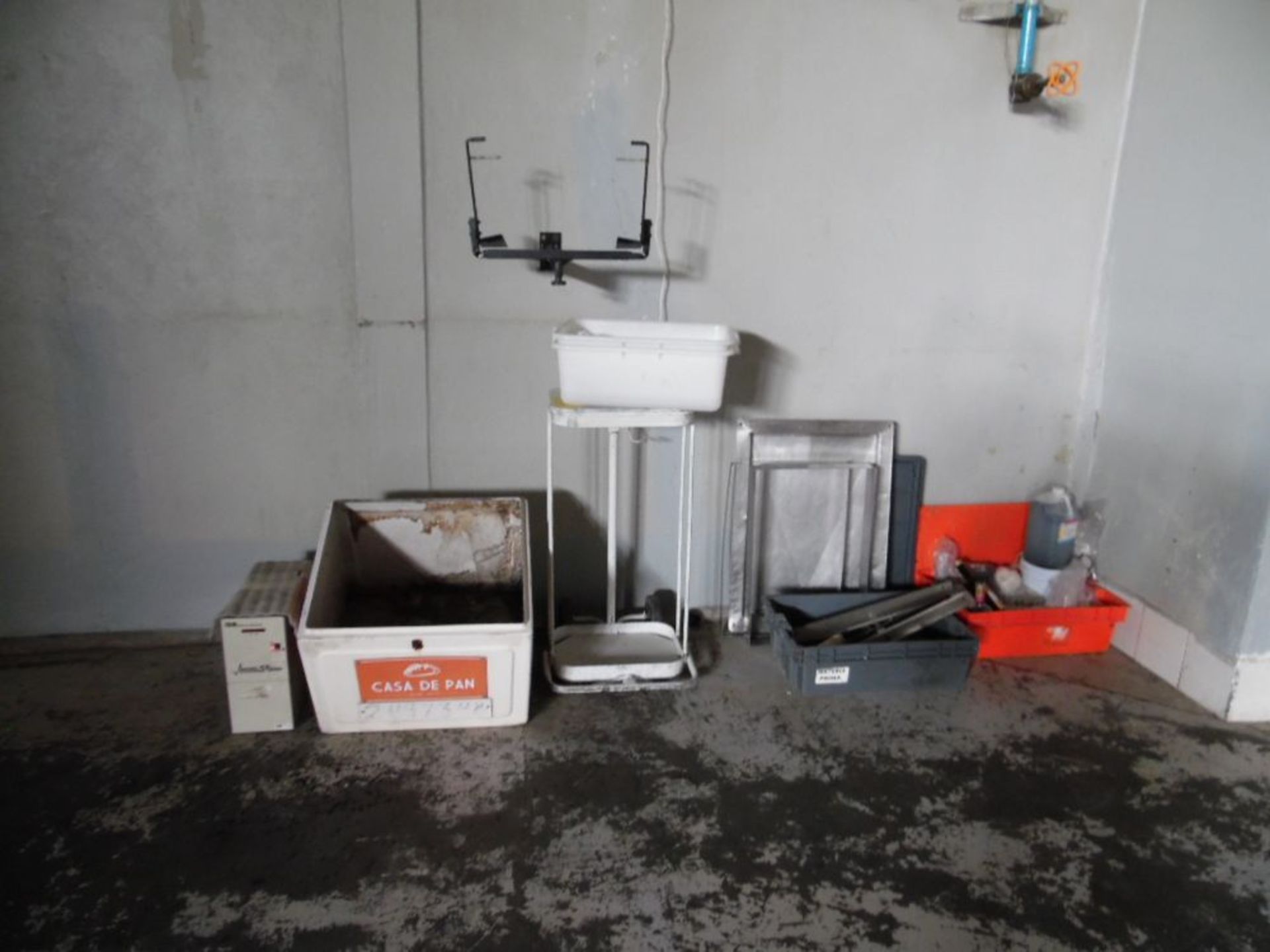 LOT OF VARIOUS INCLUDES: SHELF, LOCKER, BAKING SHEET PARTS OF RAW MATERIAL, CART AND BOX WITH - Image 2 of 3