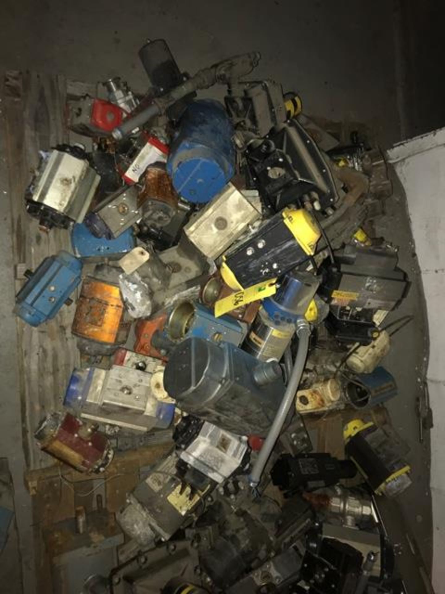 CONTENTS OF 1 PALLET. ASSORTED VALVES & ACTUATORS.