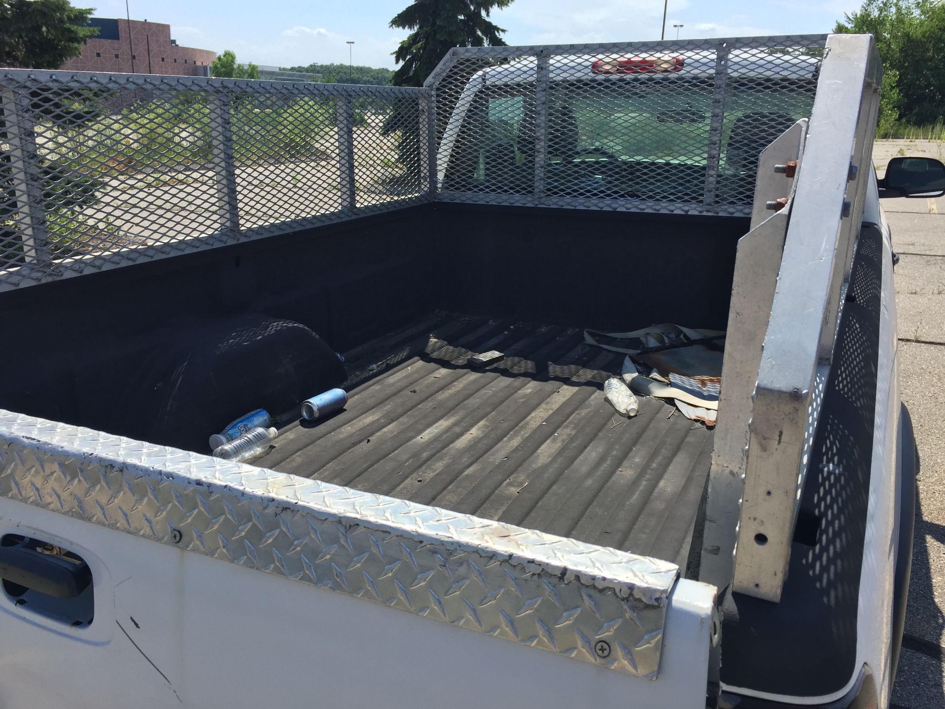 Motor Vehicle Year: 2004 Chevrolet Silverado 2500 HD White Pickup/ CA59590 Approx. Miles: 66300 - Image 4 of 6