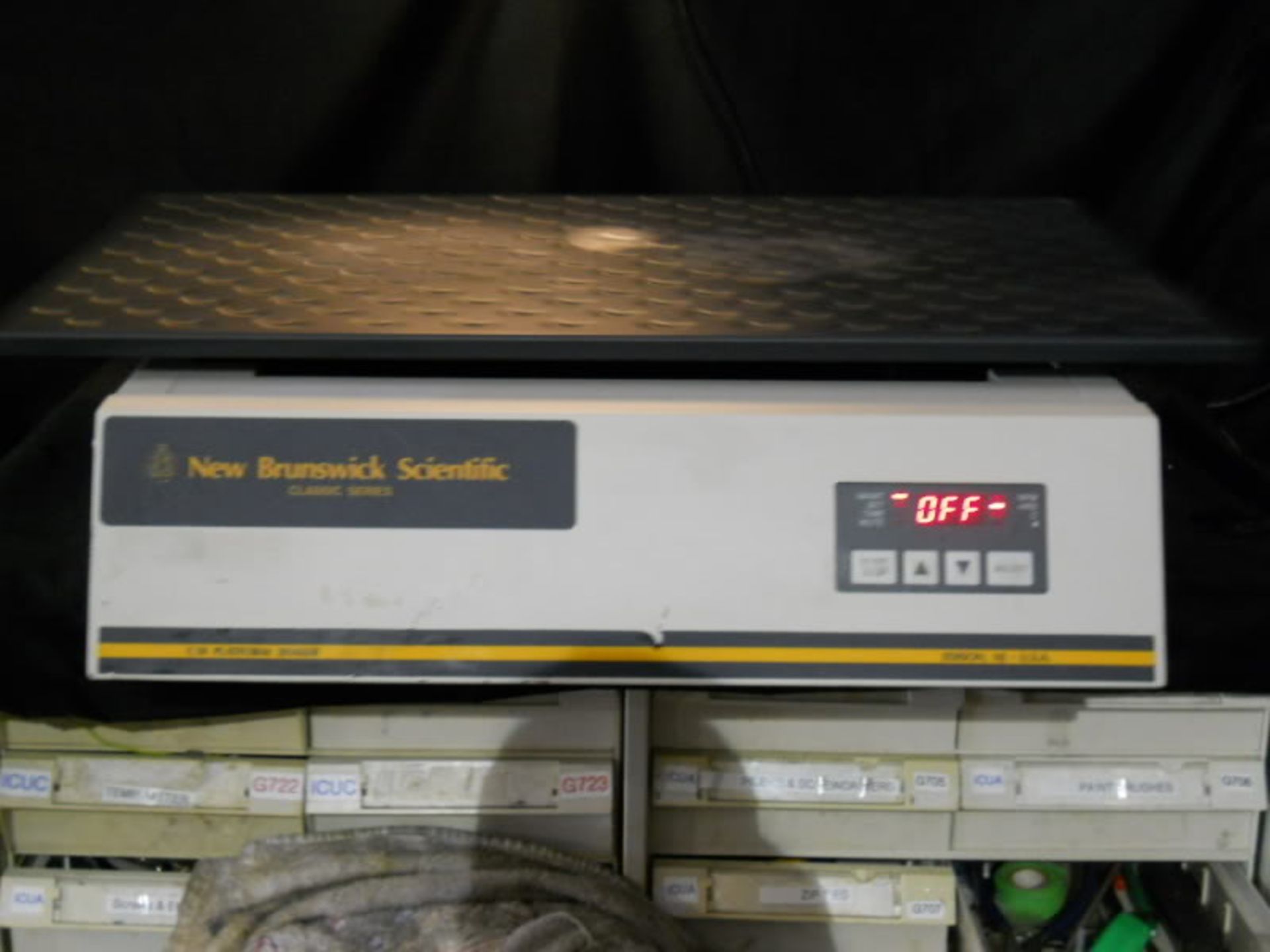 New Brunswick Scientific C10 Platform Shaker MFG# M1245-0000, Qty 1, 320837023676