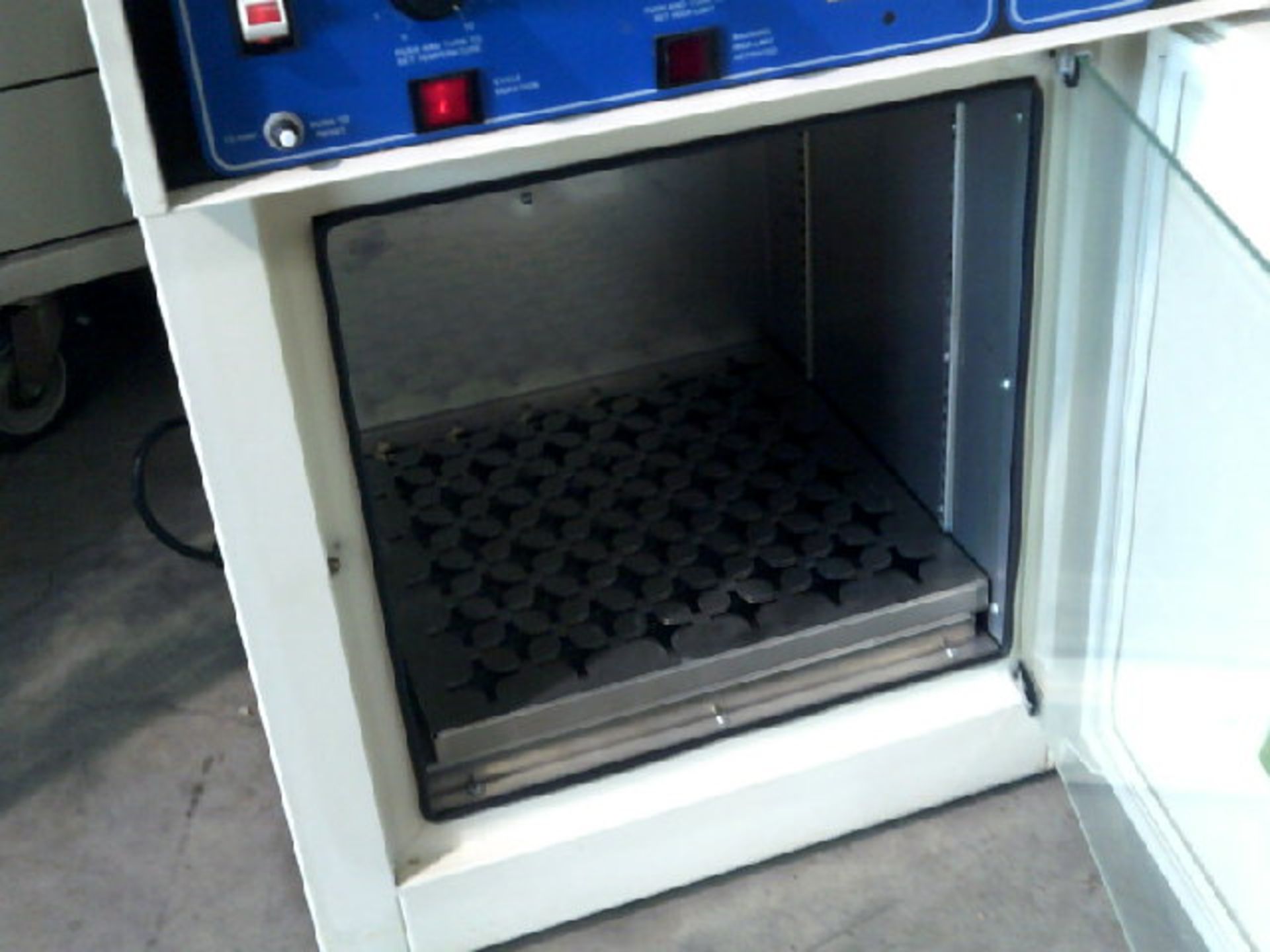 VWR Sheldon 1520 Incubator 1.95 CU ft Capacity, Qty 1, 332741440622 - Image 7 of 7