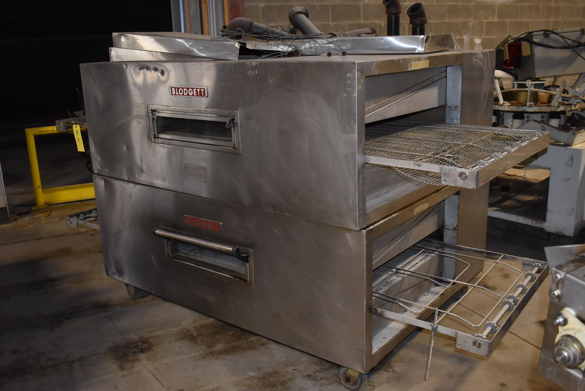 Blodgett Model #MG3270 Double Stack Pizza Oven, Natural Gas, 208/320 Volt, Includes SS Hood 84" x - Image 2 of 4