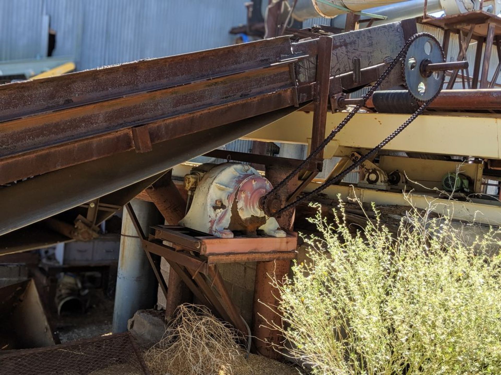 Jeffries Hog with shaker conveyor & 2 infeed systems solid metal All items sold subject to seller - Image 8 of 11