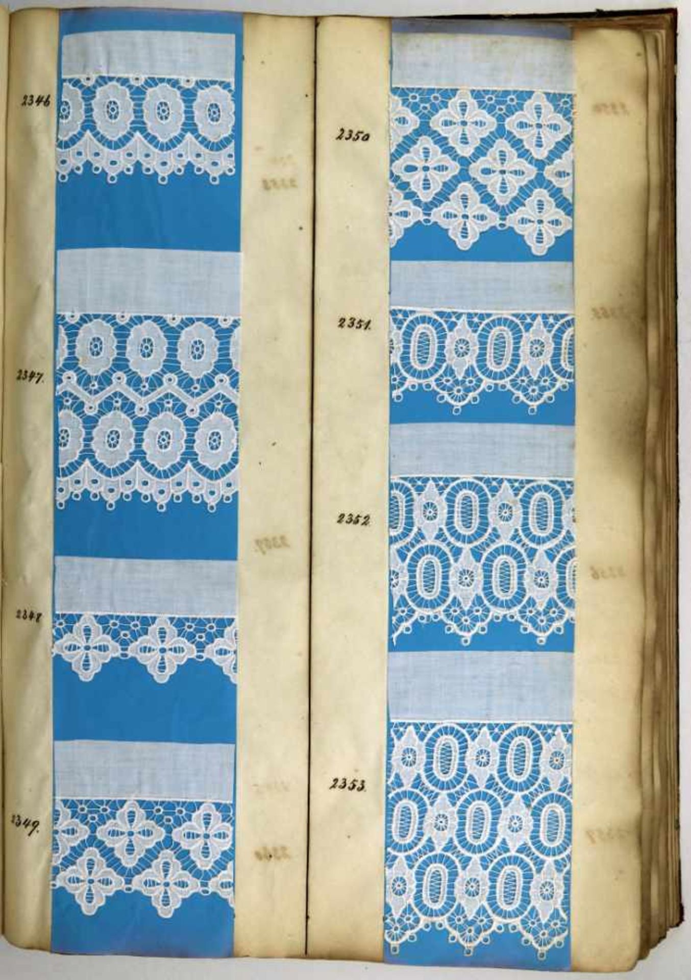 Textilien. -Original-Musterbuch mit über 650 verschiedenen Proben von weißen Spitzen, Bordüren und - Bild 3 aus 4