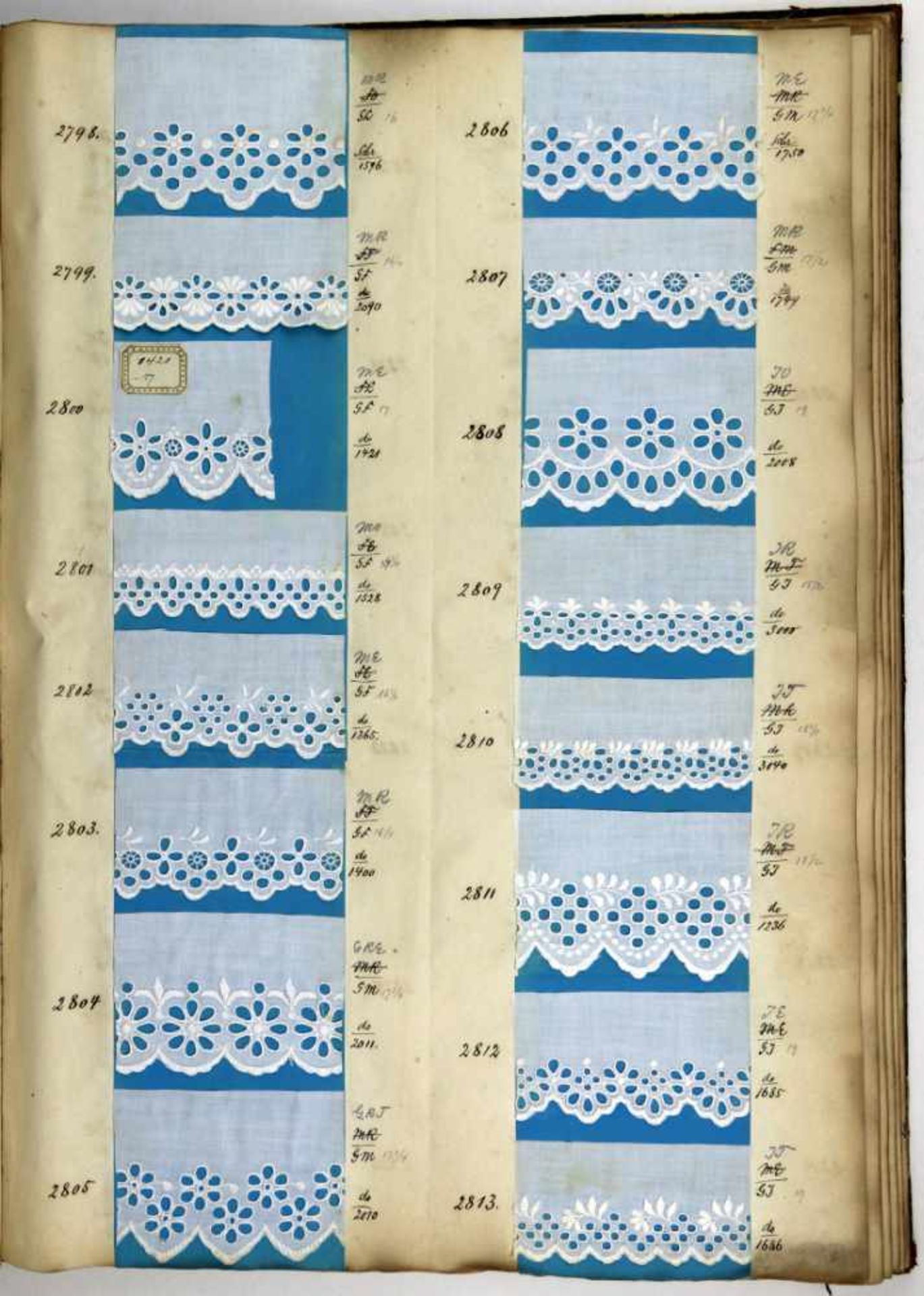Textilien. -Original-Musterbuch mit über 650 verschiedenen Proben von weißen Spitzen, Bordüren und
