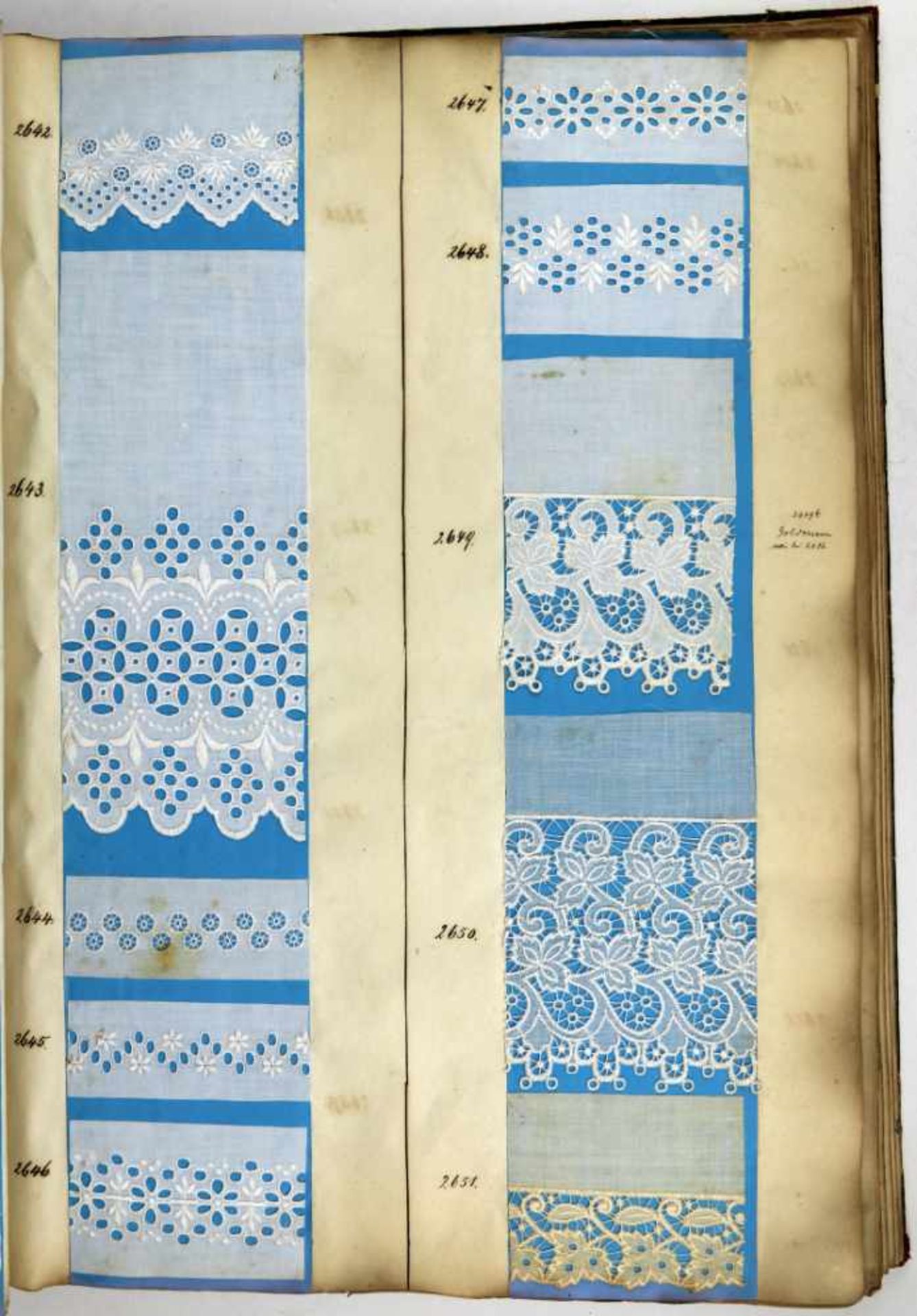 Textilien. -Original-Musterbuch mit über 650 verschiedenen Proben von weißen Spitzen, Bordüren und - Bild 2 aus 4