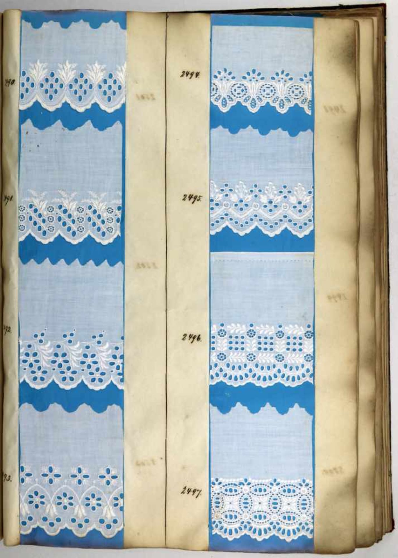 Textilien. -Original-Musterbuch mit über 650 verschiedenen Proben von weißen Spitzen, Bordüren und - Bild 4 aus 4