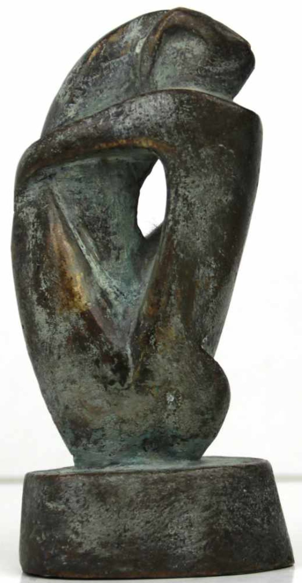 Huniat, Günther. (Geb. 1939):Ohne Titel. (Umarmung). Bronzeplastik, patiniert. Monogrammiert und