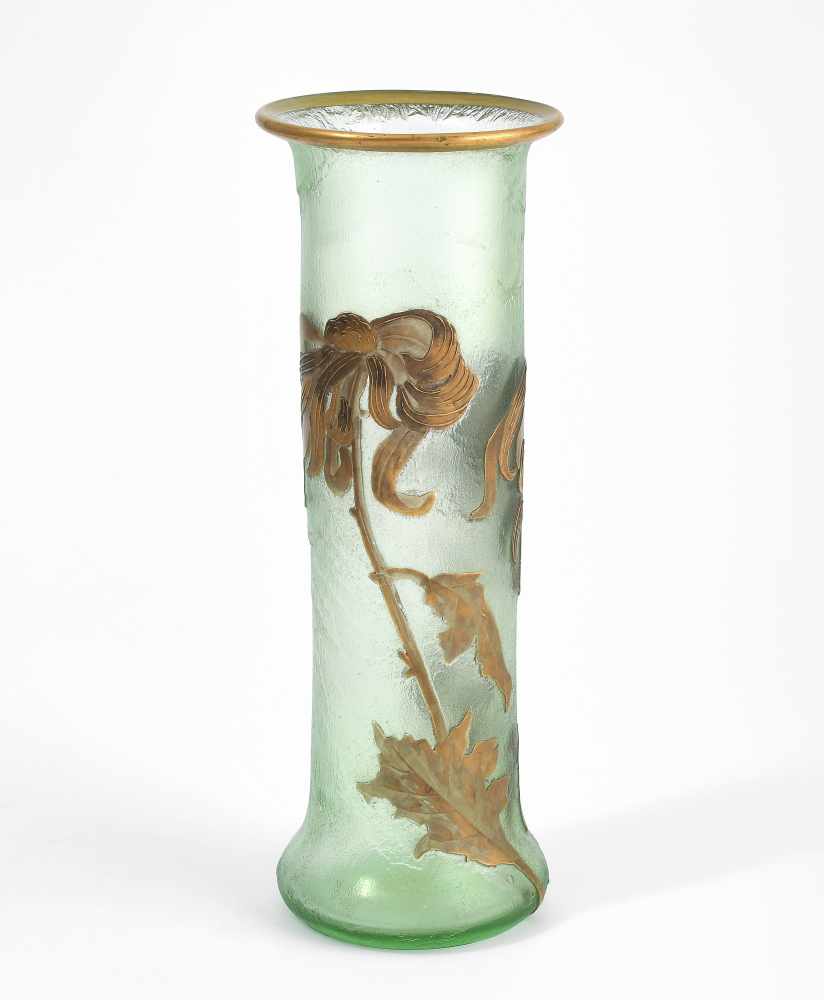 Legras/Mont JoyeSt. Denis, um 1900. Vase. Grün getöntes Glas, reliefiert geätzter Dekor mit