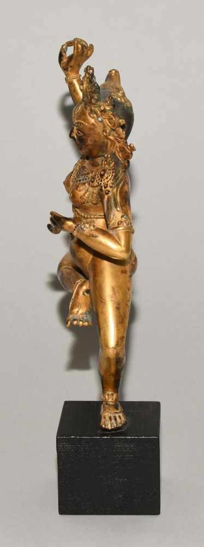 Vajravarahi-DakiniTibet. Feuervergoldete Bronze. Stellenweise mit Türkis besetzt. Die Dakini - Bild 3 aus 9