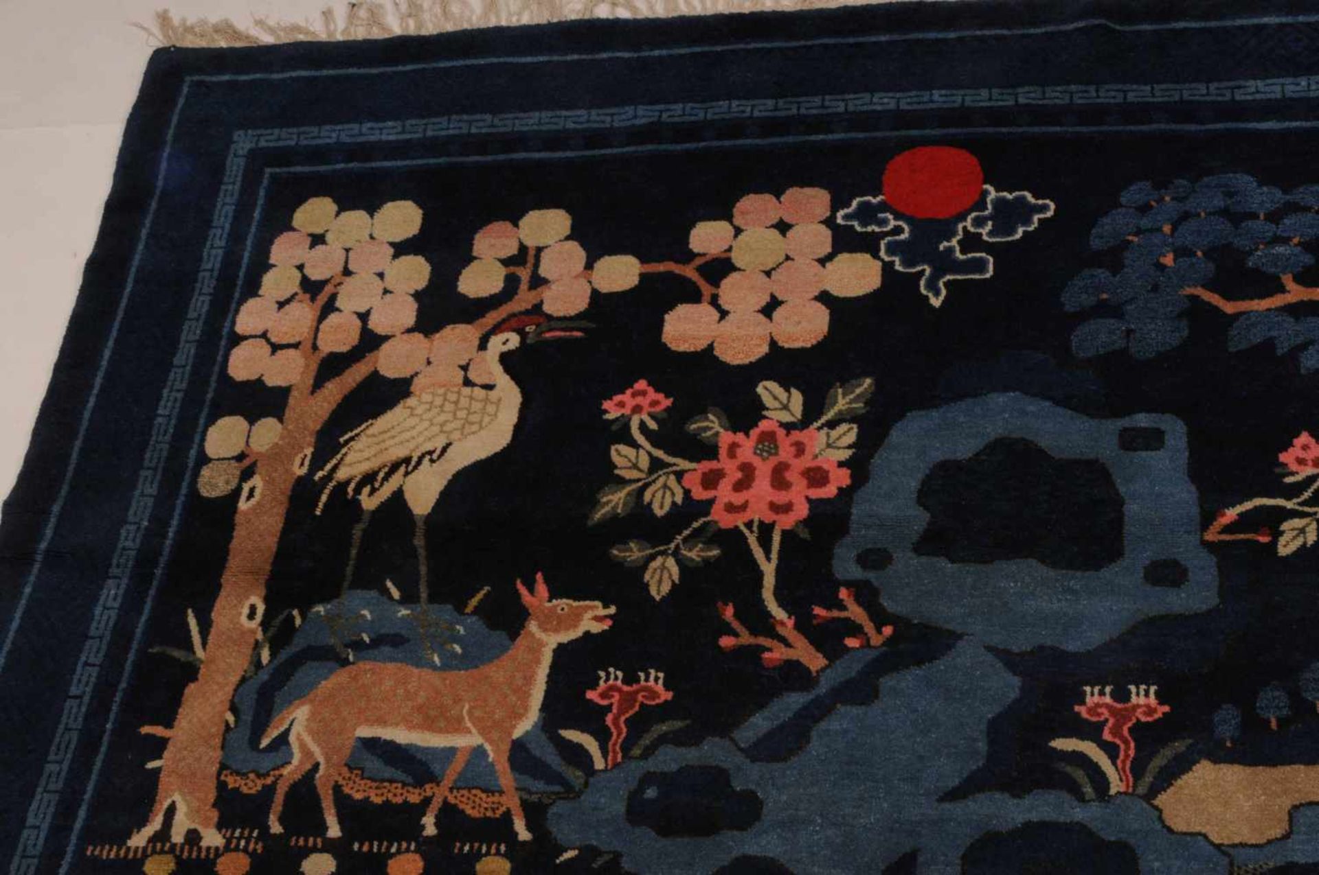 Pao-TaoS-Mongolei, um 1940. Auf dunkelblauem Grund sind verschiedene Glückssymbole für Reichtum - Bild 8 aus 10