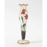 Gräflich Harrach'sche GlashütteNeuwelt, um 1900. Vase. Leicht grünliches Glas, stilisierte Blumen in