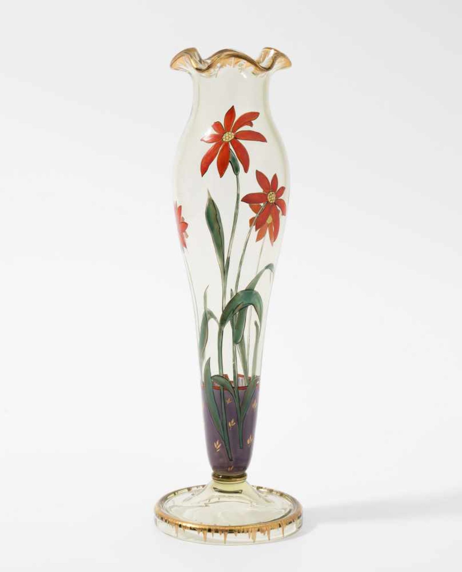 Gräflich Harrach'sche GlashütteNeuwelt, um 1900. Vase. Leicht grünliches Glas, stilisierte Blumen in