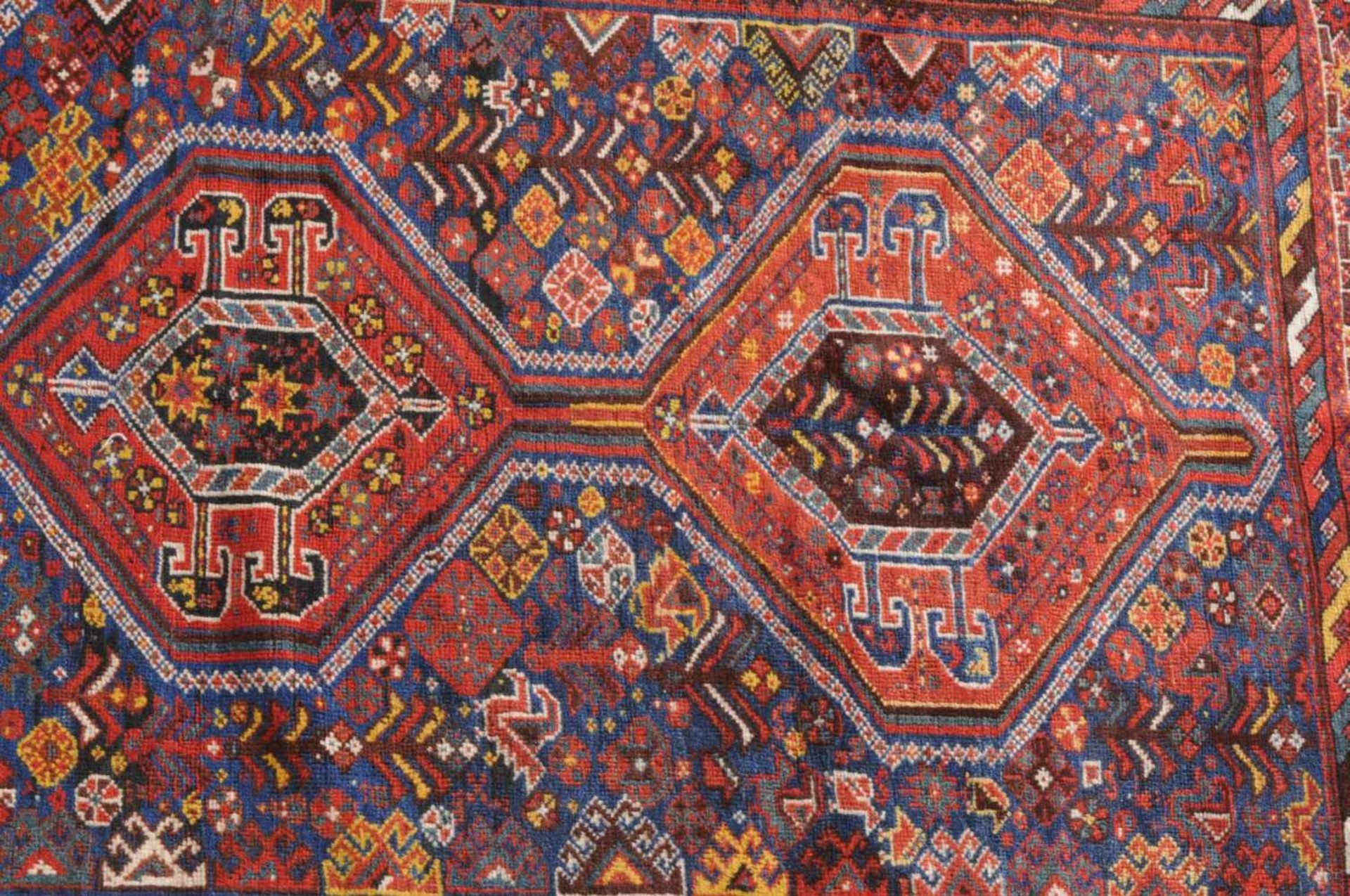 GhashghaiS-Persien, um 1910. Im blauen Mittelfeld figurieren 3 getreppte, miteinander verbundene - Bild 8 aus 10