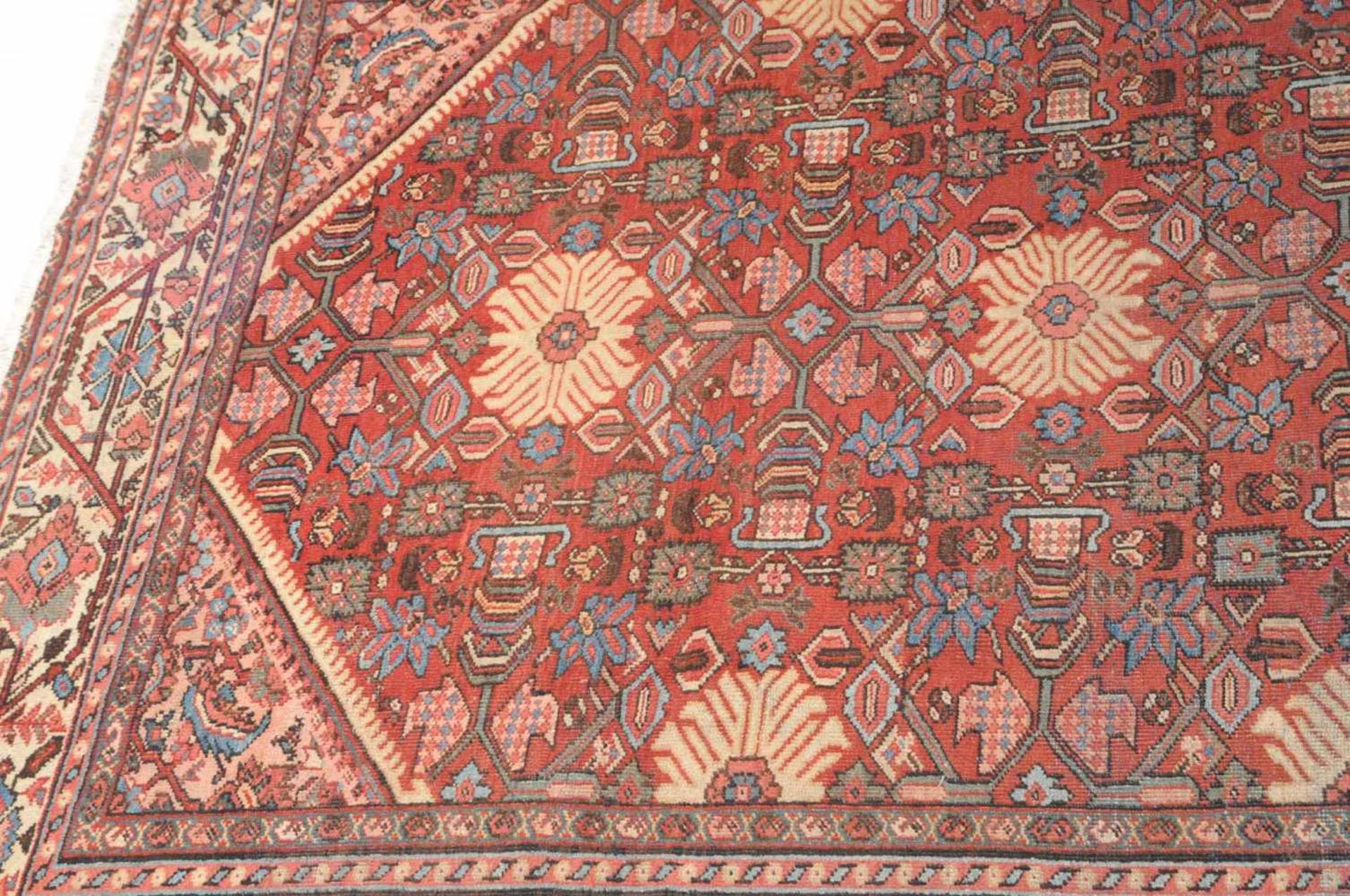 MahalZ-Persien, um 1910. Der rote oktogonale Grund ist mit gereihten Blütenmotiven durchgehend - Bild 11 aus 12
