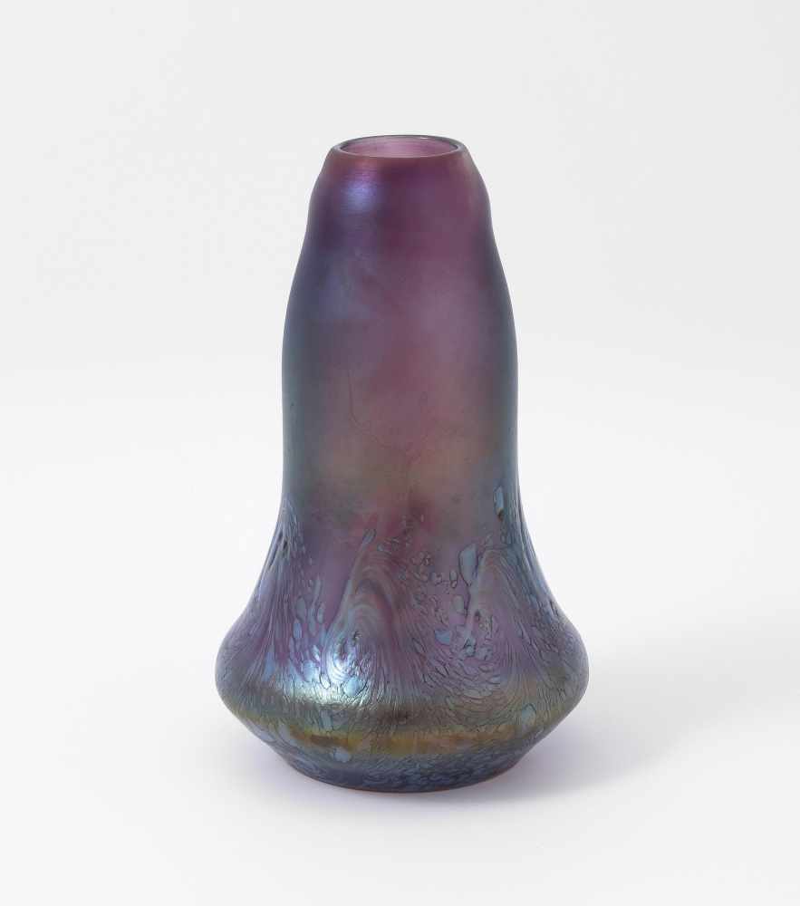 PoschingerBuchenau, um 1900. Vase. Farbloses Glas, violett unterfangen, die untere Wandzone partiell