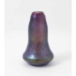 PoschingerBuchenau, um 1900. Vase. Farbloses Glas, violett unterfangen, die untere Wandzone partiell