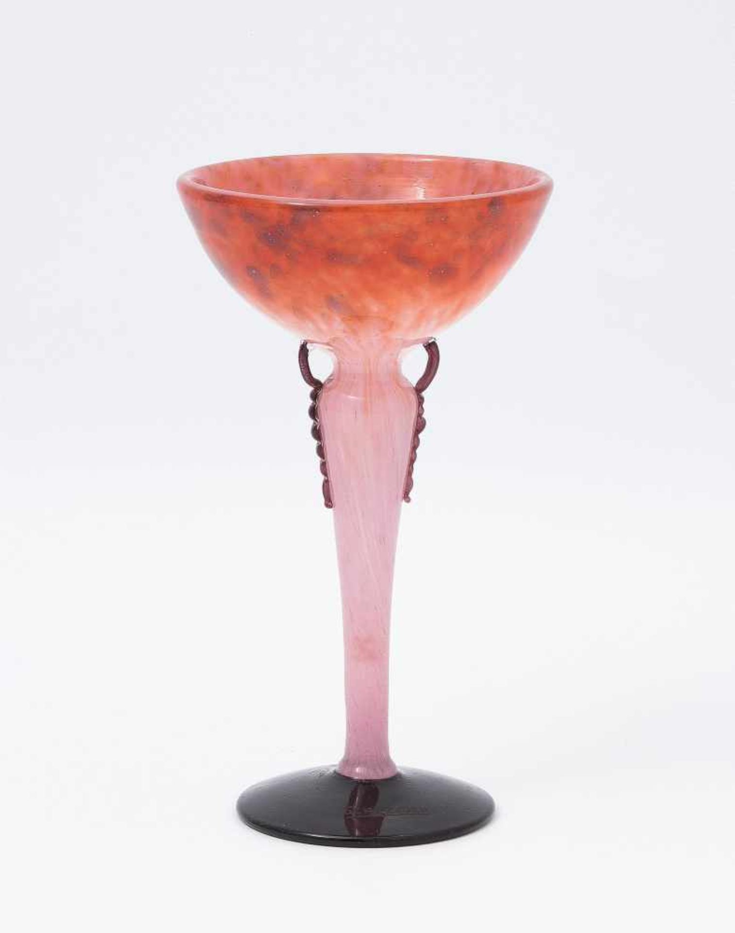 SchneiderEpinay-sur-Seine, um 1930. Kelchglas. Farbloses Glas mit rosafarbenen, hellroten und