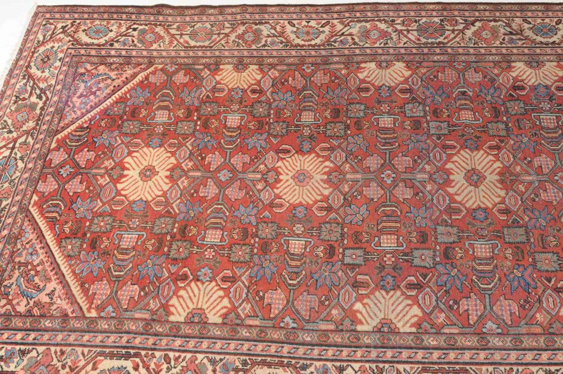MahalZ-Persien, um 1910. Der rote oktogonale Grund ist mit gereihten Blütenmotiven durchgehend - Bild 2 aus 12