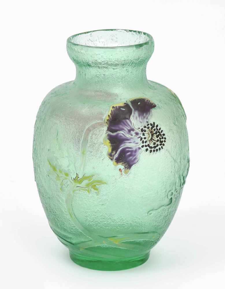 Emile GalléNancy. Vase. Grün getöntes Glas, geätzter und emaillierter Dekor mit Anemonen.