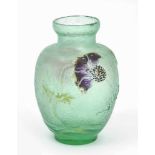 Emile GalléNancy. Vase. Grün getöntes Glas, geätzter und emaillierter Dekor mit Anemonen.