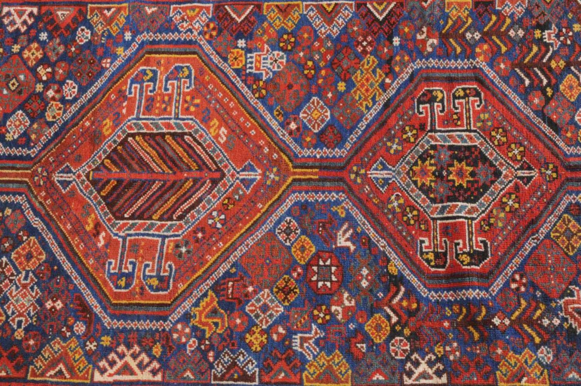 GhashghaiS-Persien, um 1910. Im blauen Mittelfeld figurieren 3 getreppte, miteinander verbundene - Bild 6 aus 10