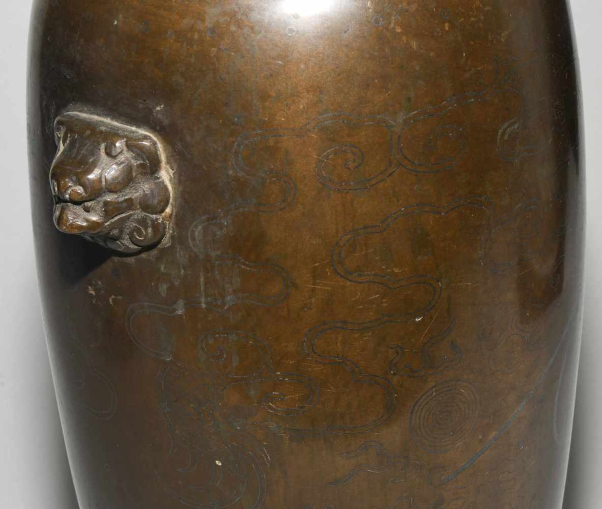 BronzevaseChina, 19.Jh. Bronze mit eingelegtem Silber. Verziert mit einem Drachen zwischen Wolken - Bild 4 aus 14