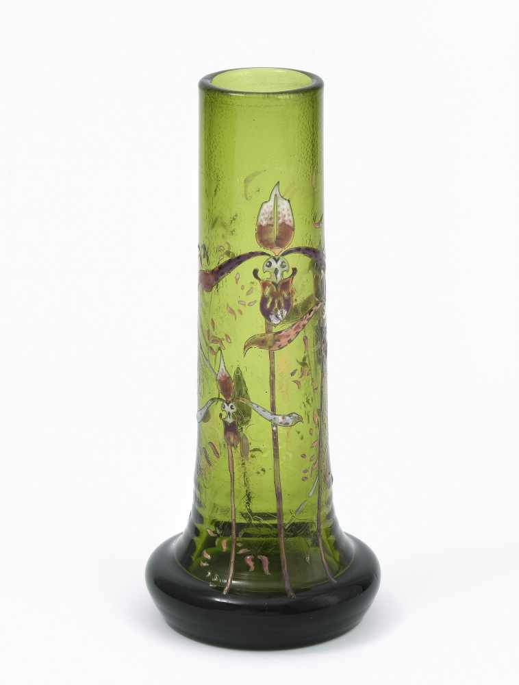 Emile GalléNancy, um 1895–1897. Vase. Grünes Glas, Dekor mit Orchideen in Emailmalerei. Auf